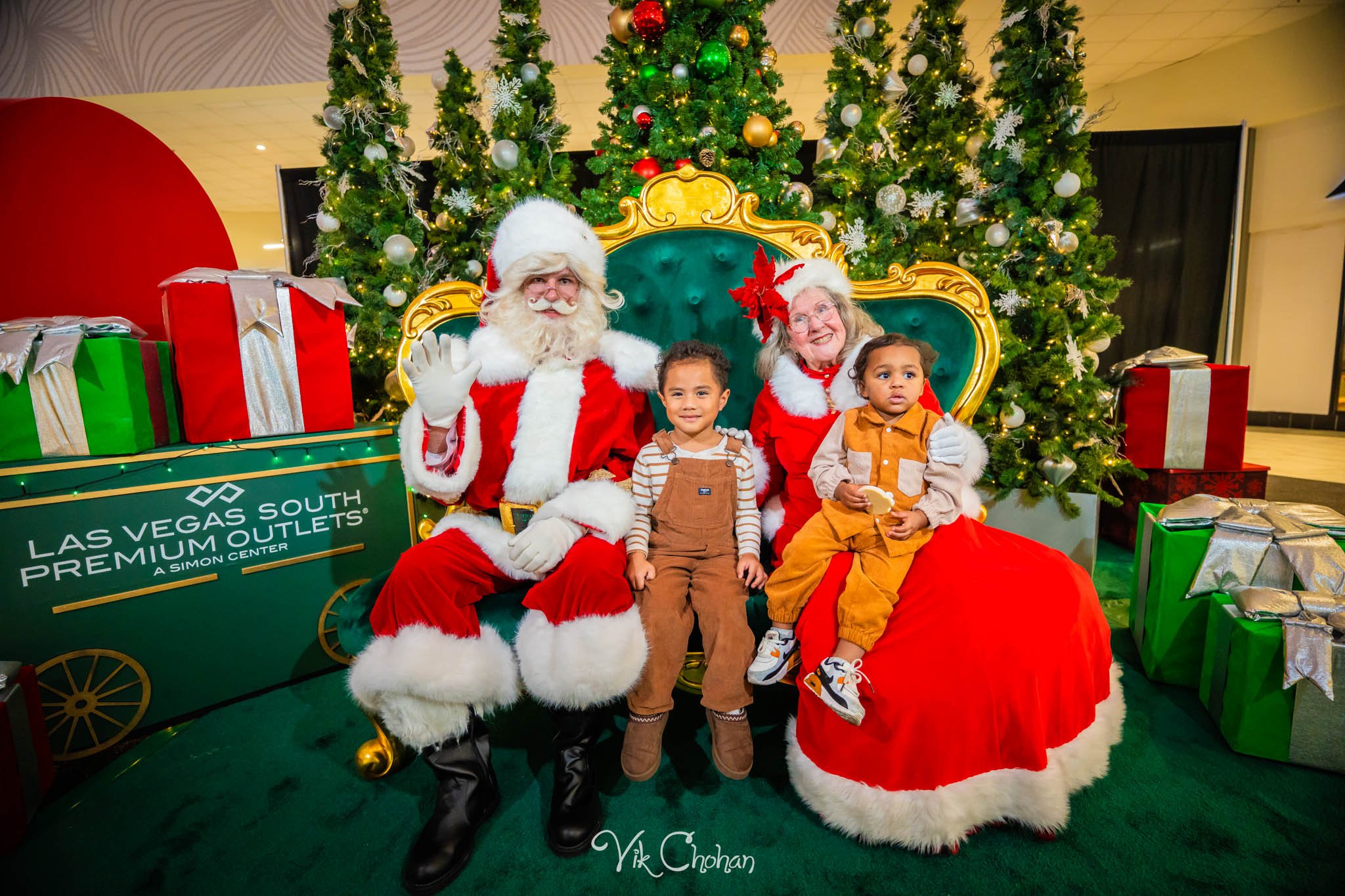 2025-12-10-INTRODeuce-Concierge-Christmas-at-LV-South-Premium-Outlets-2-Vik-Chohan-Photography-Social-Media-VCP-254.jpg