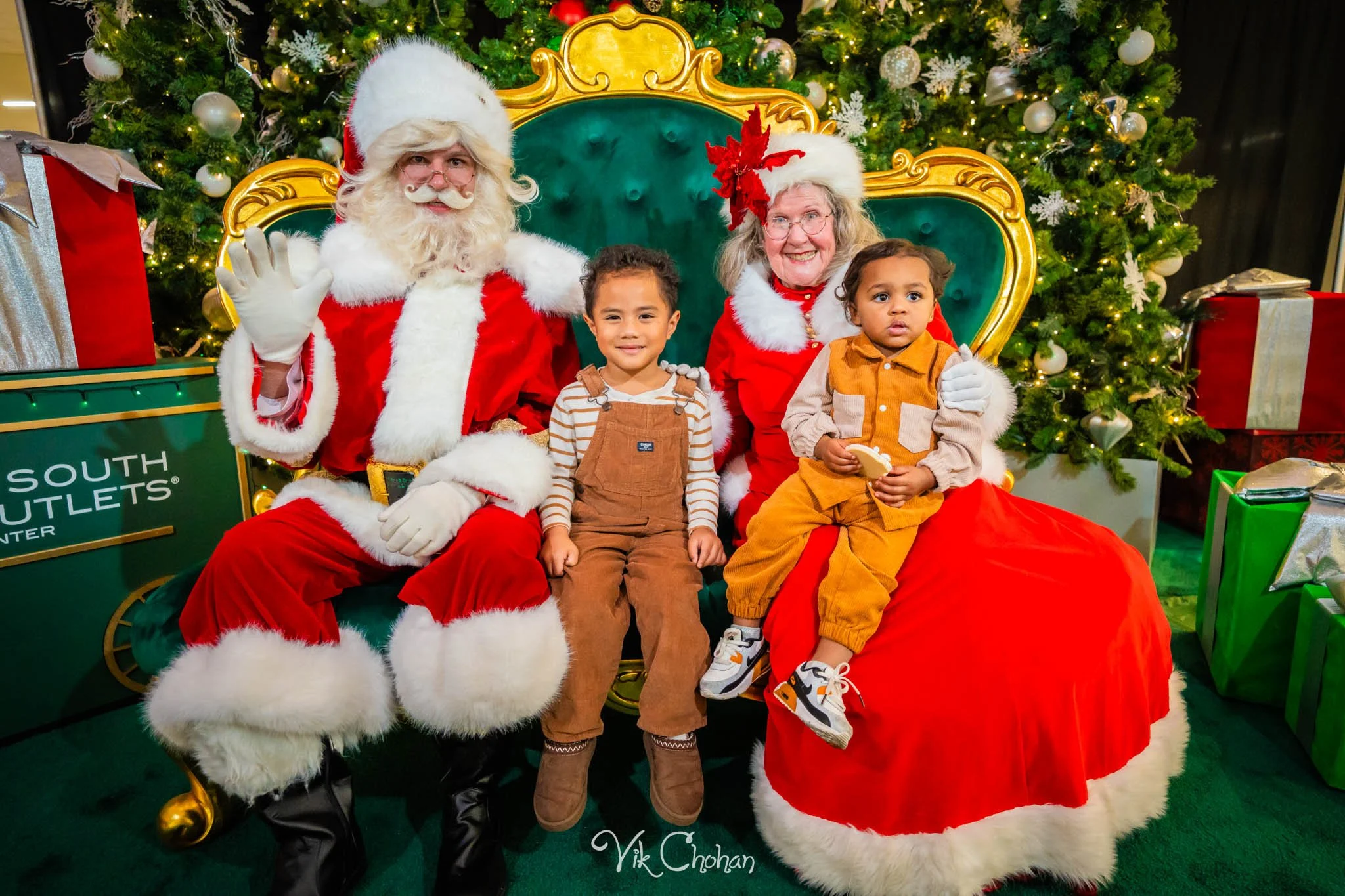 2025-12-10-INTRODeuce-Concierge-Christmas-at-LV-South-Premium-Outlets-2-Vik-Chohan-Photography-Social-Media-VCP-255.jpg