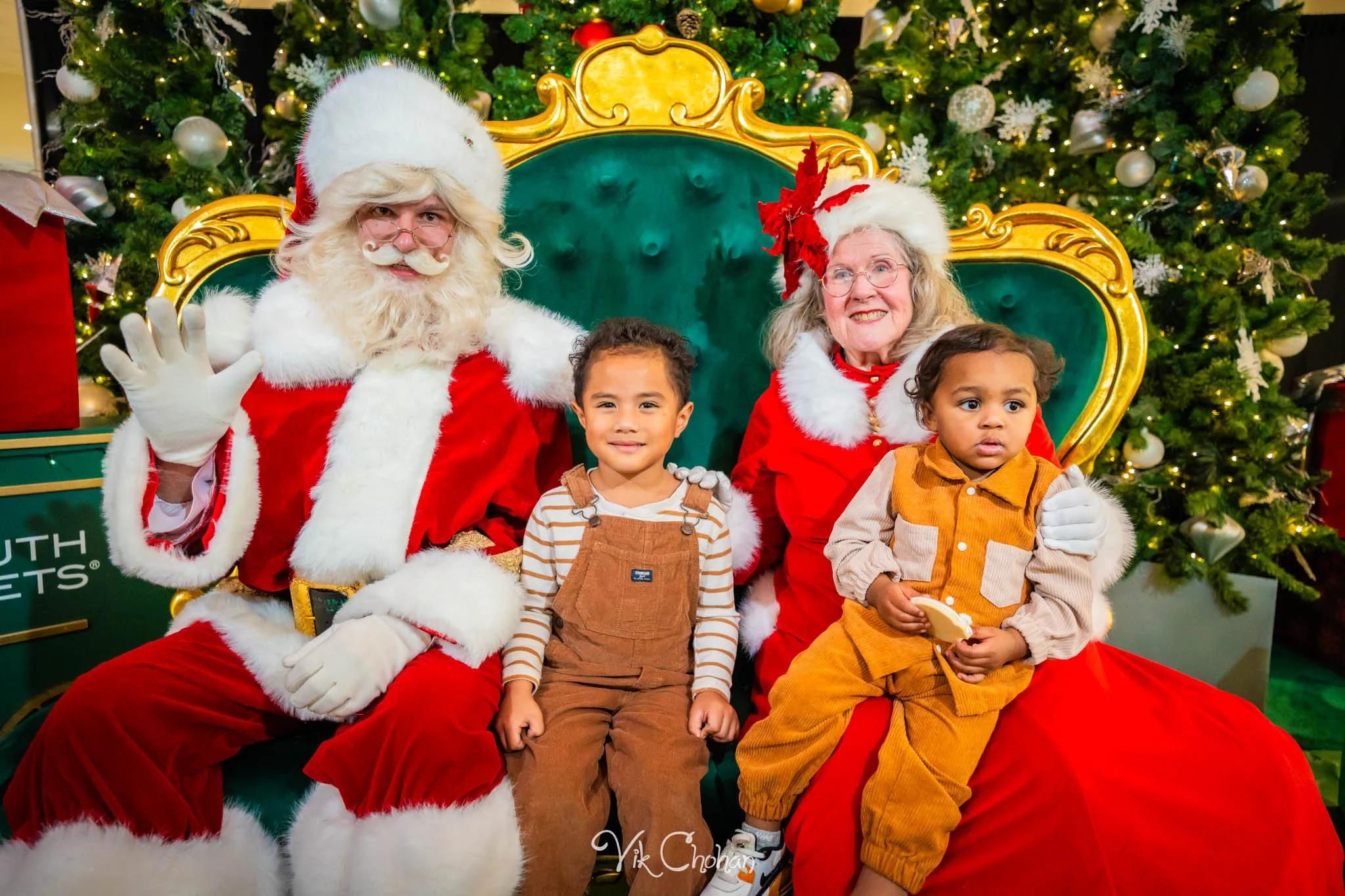 2025-12-10-INTRODeuce-Concierge-Christmas-at-LV-South-Premium-Outlets-2-Vik-Chohan-Photography-Social-Media-VCP-256.jpg