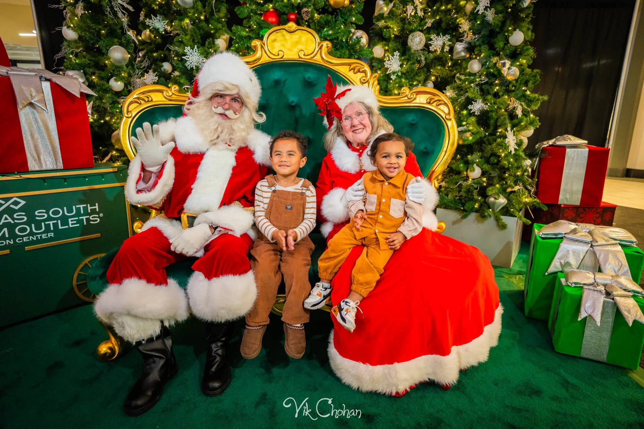 2025-12-10-INTRODeuce-Concierge-Christmas-at-LV-South-Premium-Outlets-2-Vik-Chohan-Photography-Social-Media-VCP-257.jpg