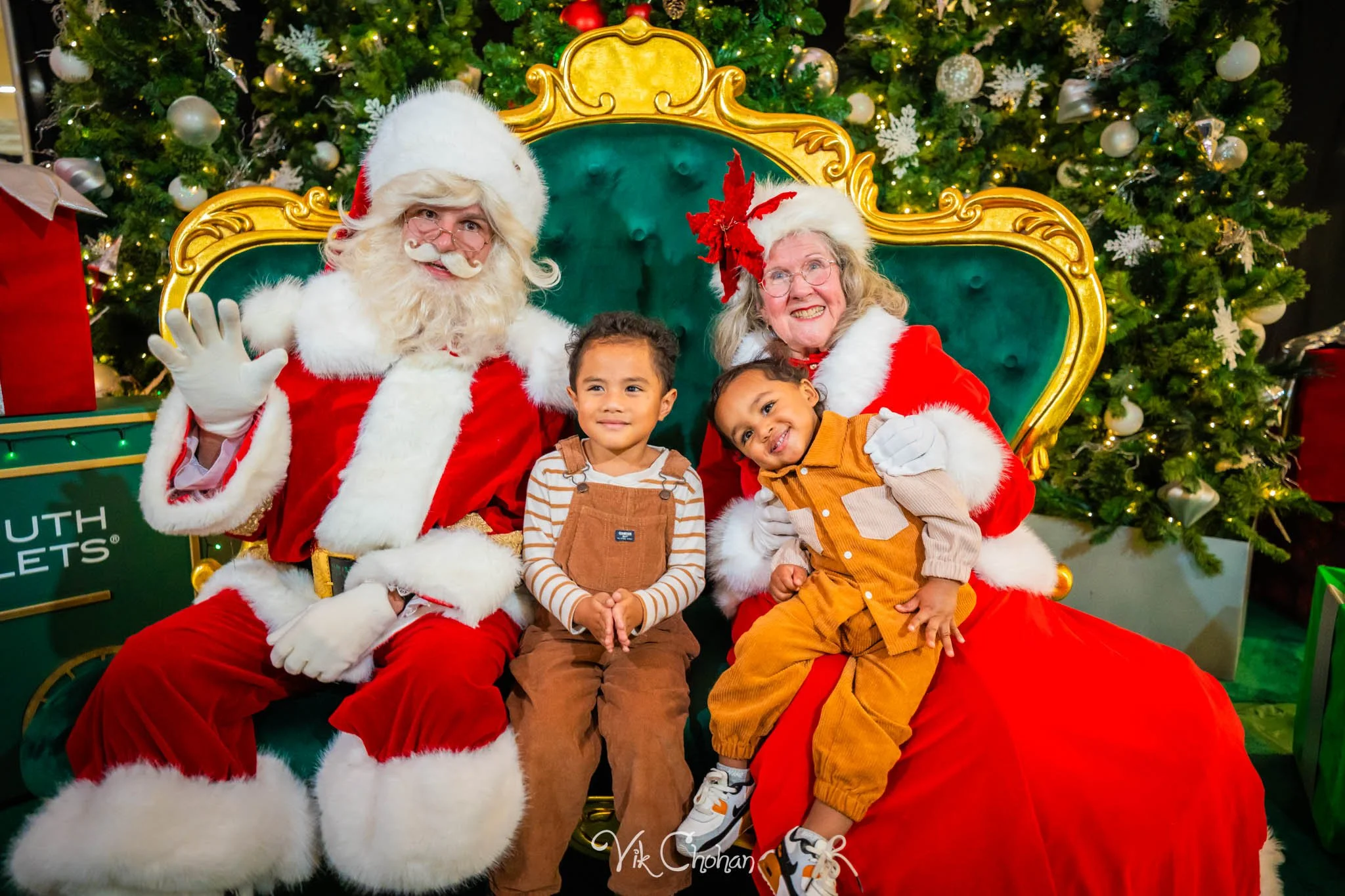 2025-12-10-INTRODeuce-Concierge-Christmas-at-LV-South-Premium-Outlets-2-Vik-Chohan-Photography-Social-Media-VCP-258.jpg