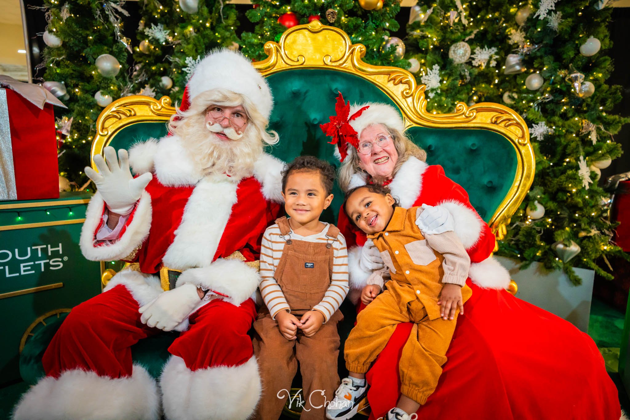 2025-12-10-INTRODeuce-Concierge-Christmas-at-LV-South-Premium-Outlets-2-Vik-Chohan-Photography-Social-Media-VCP-259.jpg