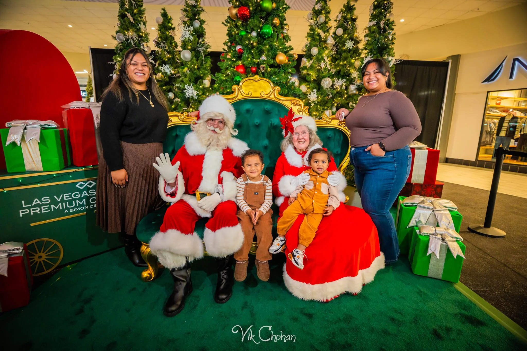 2025-12-10-INTRODeuce-Concierge-Christmas-at-LV-South-Premium-Outlets-2-Vik-Chohan-Photography-Social-Media-VCP-261.jpg