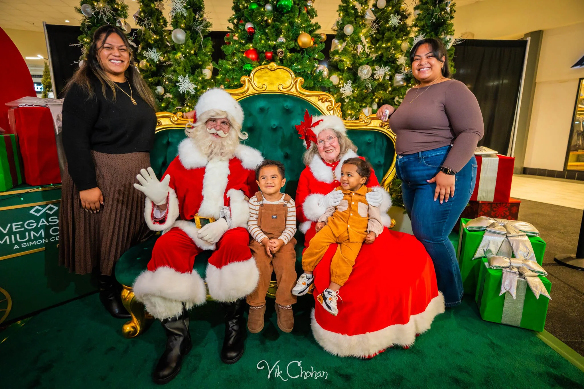 2025-12-10-INTRODeuce-Concierge-Christmas-at-LV-South-Premium-Outlets-2-Vik-Chohan-Photography-Social-Media-VCP-262.jpg
