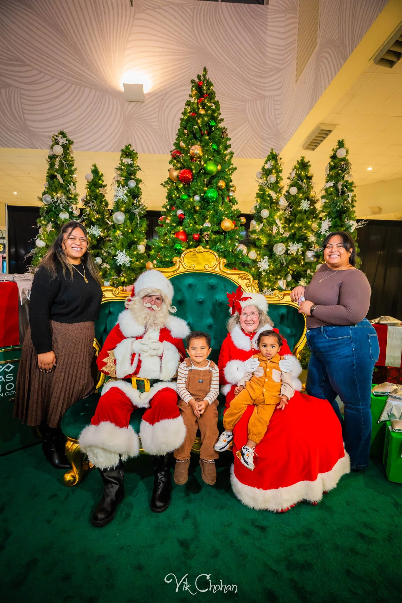 2025-12-10-INTRODeuce-Concierge-Christmas-at-LV-South-Premium-Outlets-2-Vik-Chohan-Photography-Social-Media-VCP-263.jpg