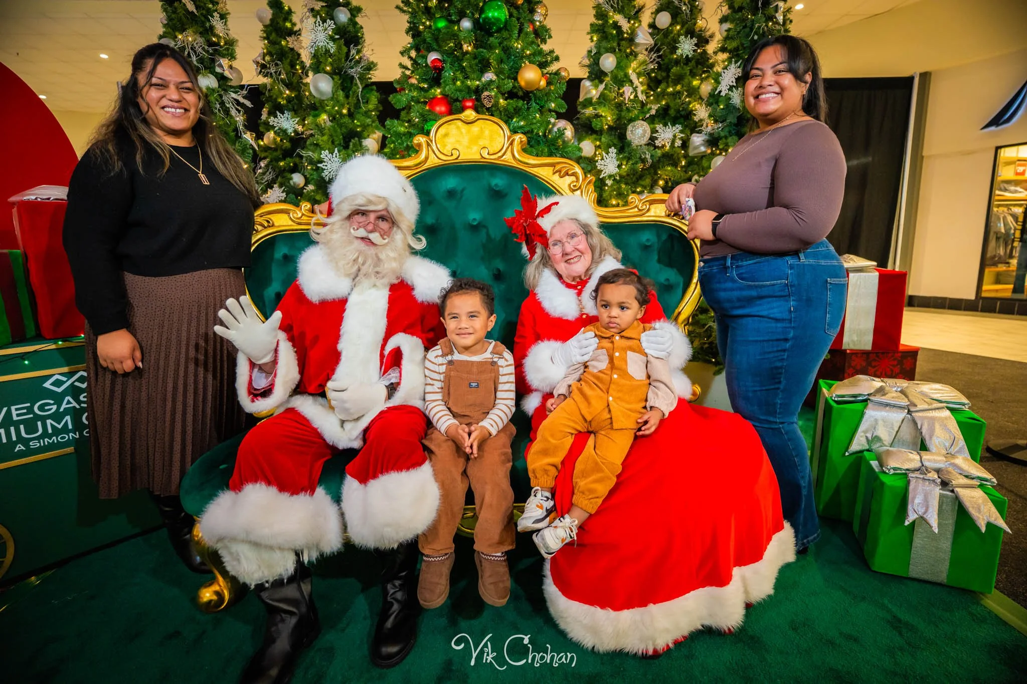 2025-12-10-INTRODeuce-Concierge-Christmas-at-LV-South-Premium-Outlets-2-Vik-Chohan-Photography-Social-Media-VCP-264.jpg