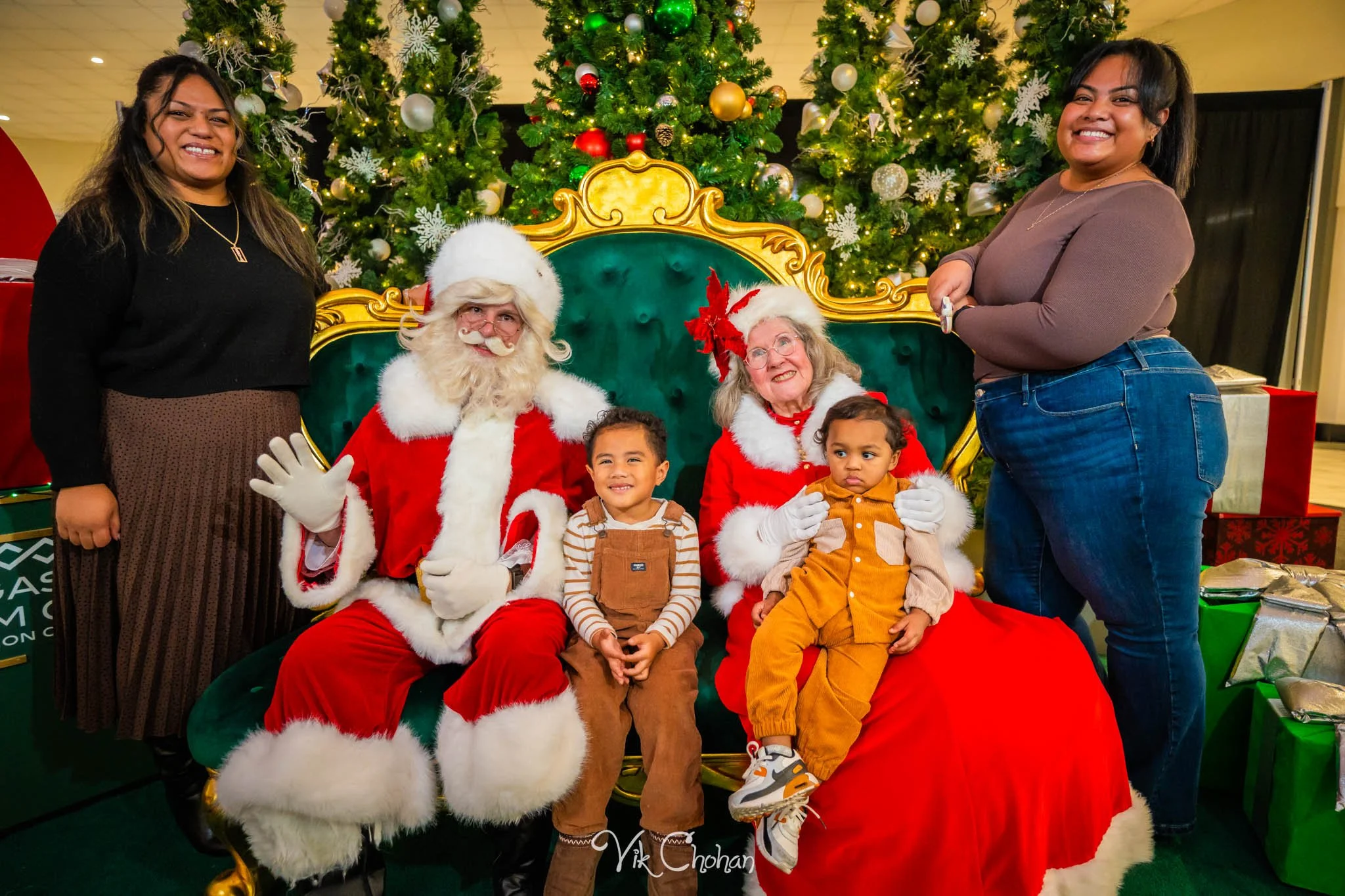 2025-12-10-INTRODeuce-Concierge-Christmas-at-LV-South-Premium-Outlets-2-Vik-Chohan-Photography-Social-Media-VCP-265.jpg