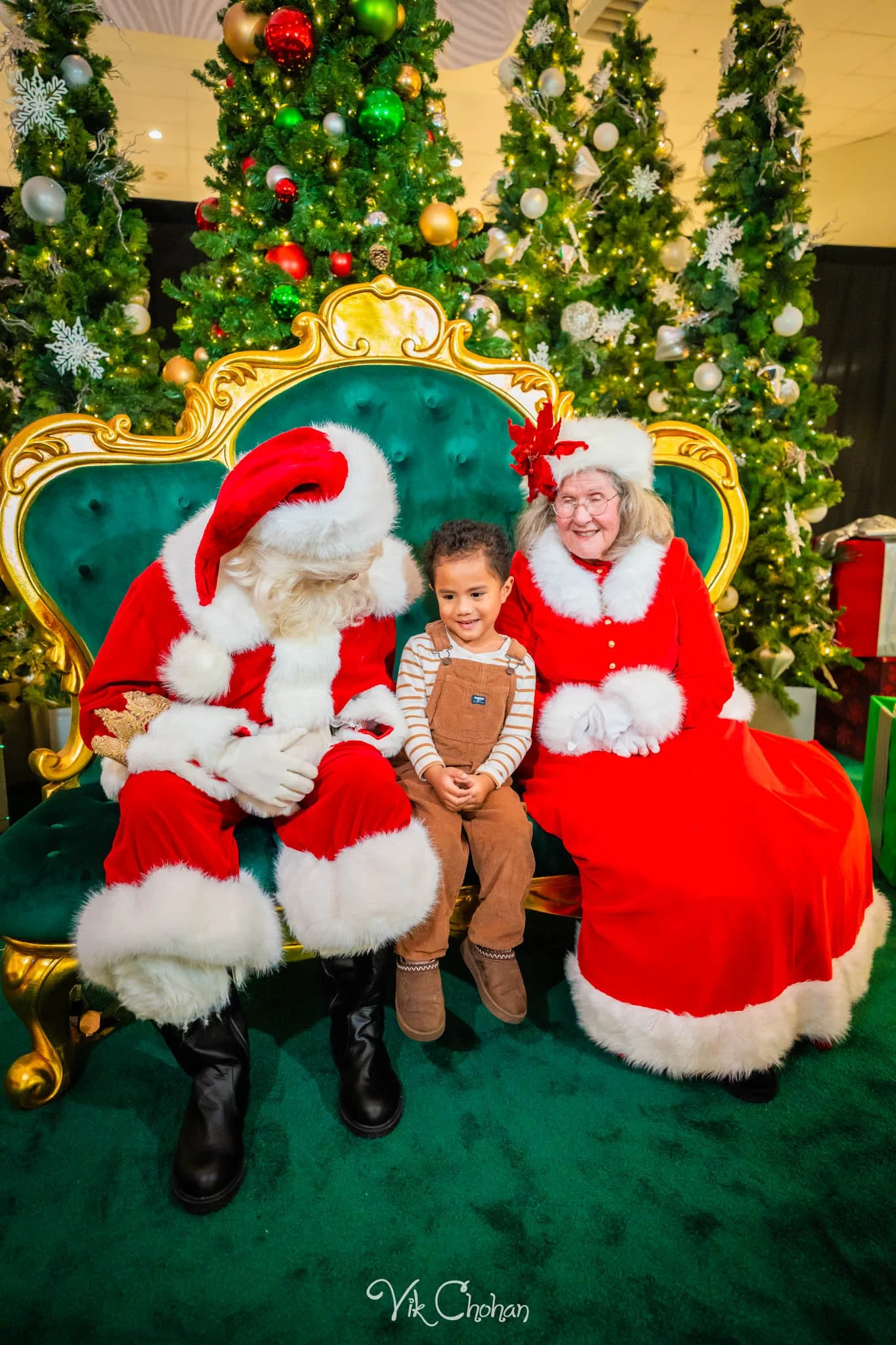 2025-12-10-INTRODeuce-Concierge-Christmas-at-LV-South-Premium-Outlets-2-Vik-Chohan-Photography-Social-Media-VCP-267.jpg