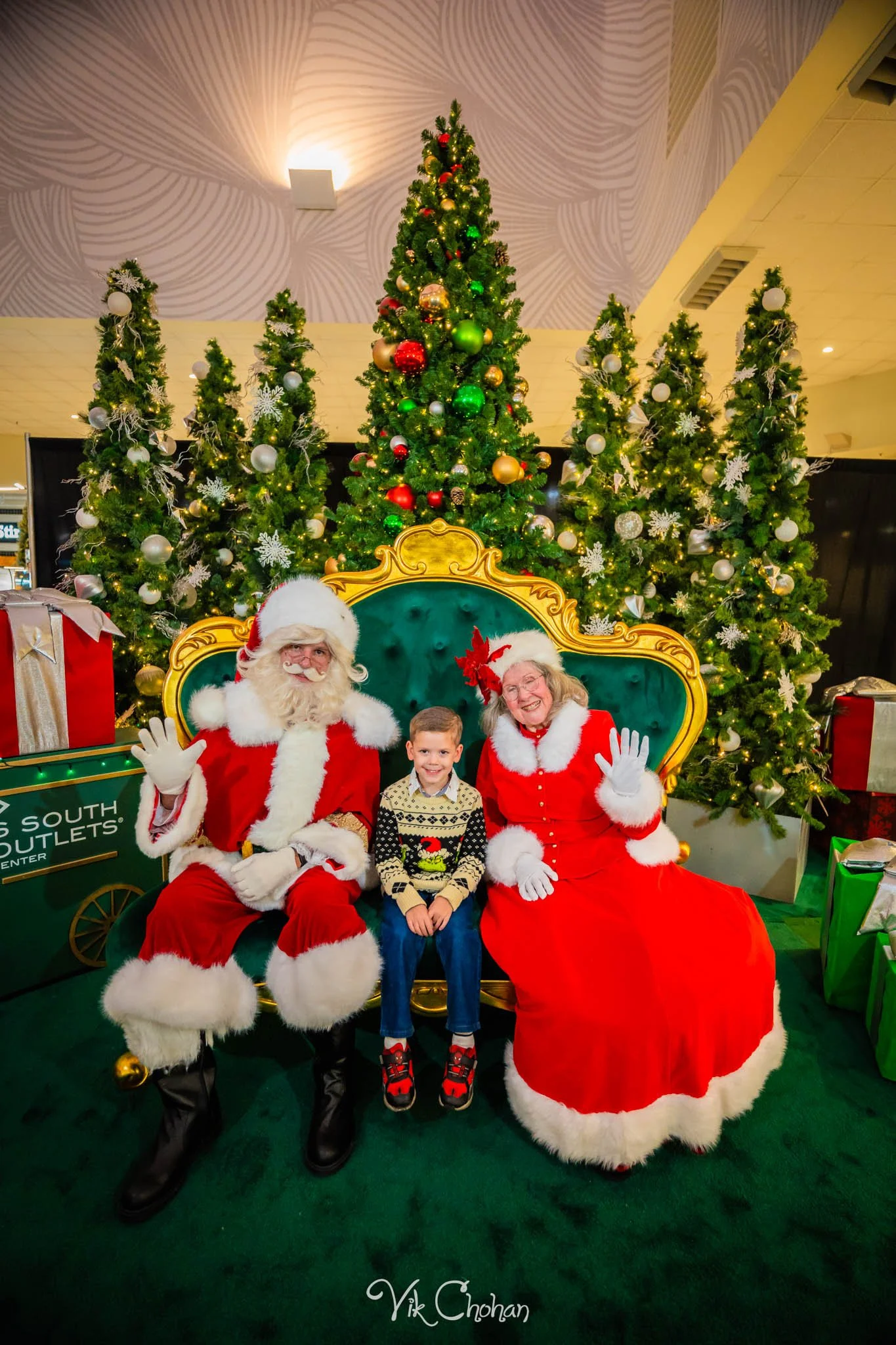 2025-12-10-INTRODeuce-Concierge-Christmas-at-LV-South-Premium-Outlets-2-Vik-Chohan-Photography-Social-Media-VCP-268.jpg