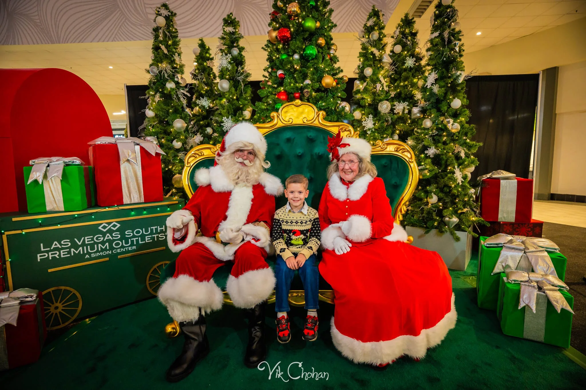 2025-12-10-INTRODeuce-Concierge-Christmas-at-LV-South-Premium-Outlets-2-Vik-Chohan-Photography-Social-Media-VCP-269.jpg