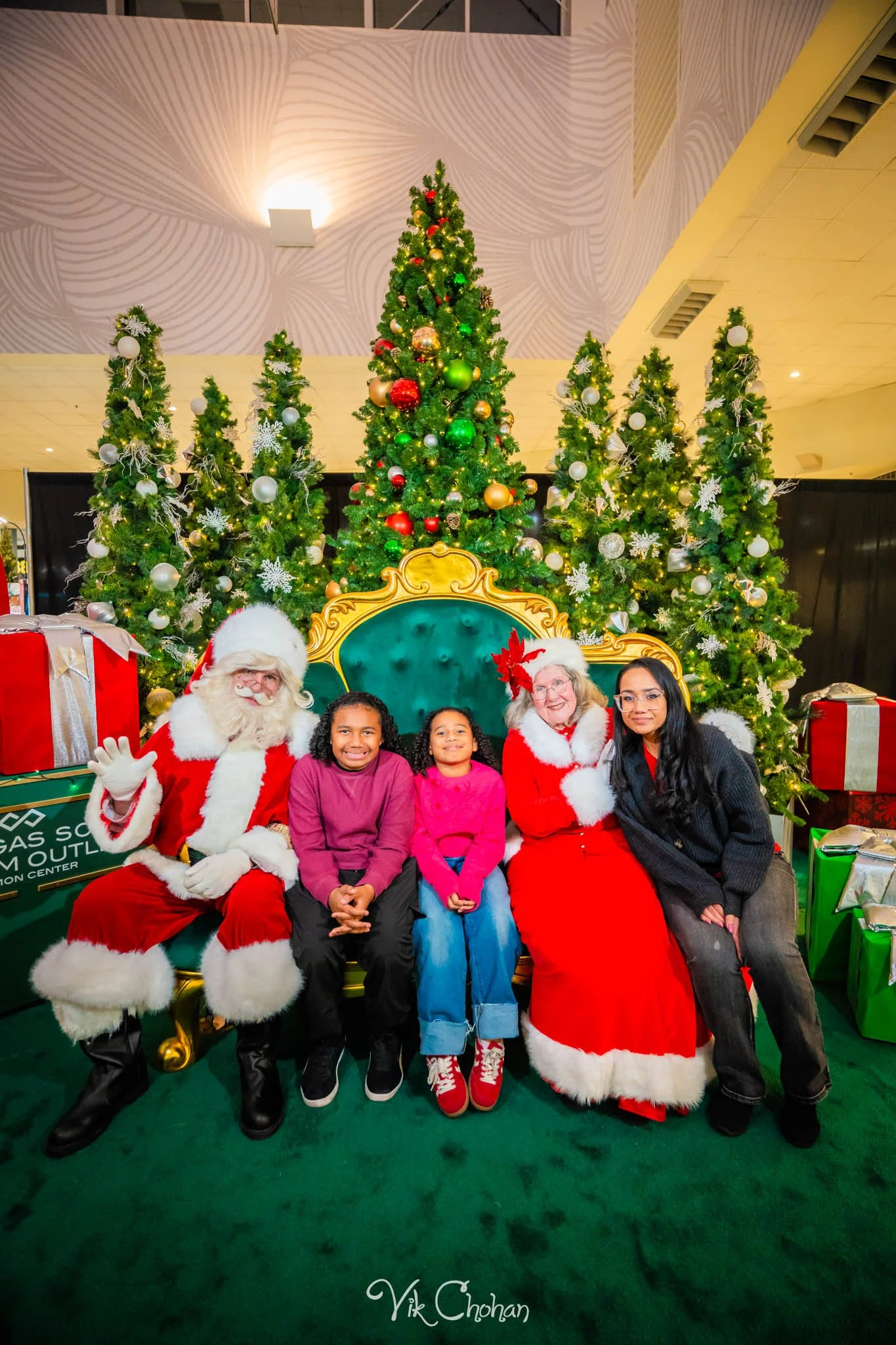 2025-12-10-INTRODeuce-Concierge-Christmas-at-LV-South-Premium-Outlets-2-Vik-Chohan-Photography-Social-Media-VCP-273.jpg