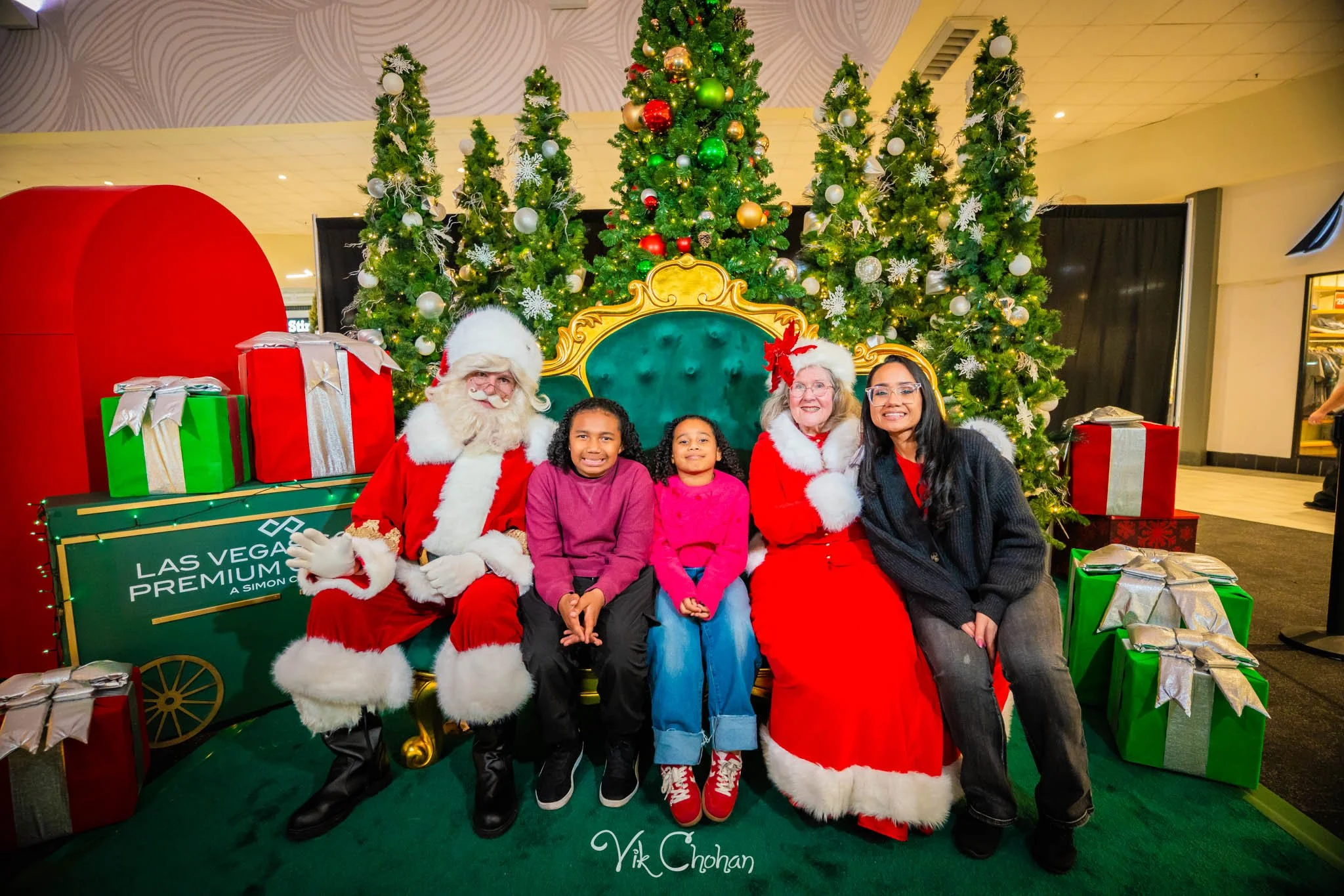 2025-12-10-INTRODeuce-Concierge-Christmas-at-LV-South-Premium-Outlets-2-Vik-Chohan-Photography-Social-Media-VCP-274.jpg