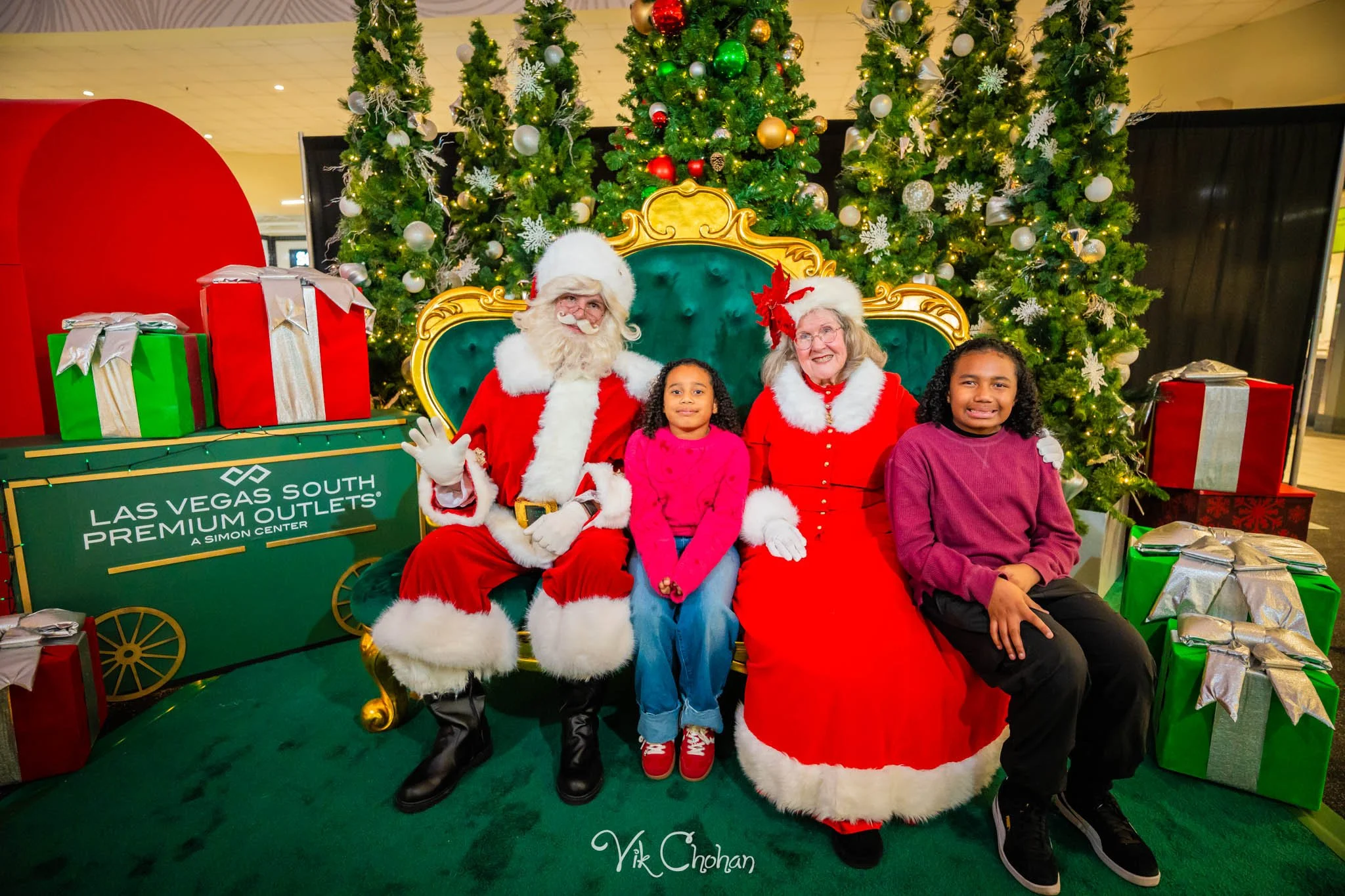 2025-12-10-INTRODeuce-Concierge-Christmas-at-LV-South-Premium-Outlets-2-Vik-Chohan-Photography-Social-Media-VCP-277.jpg