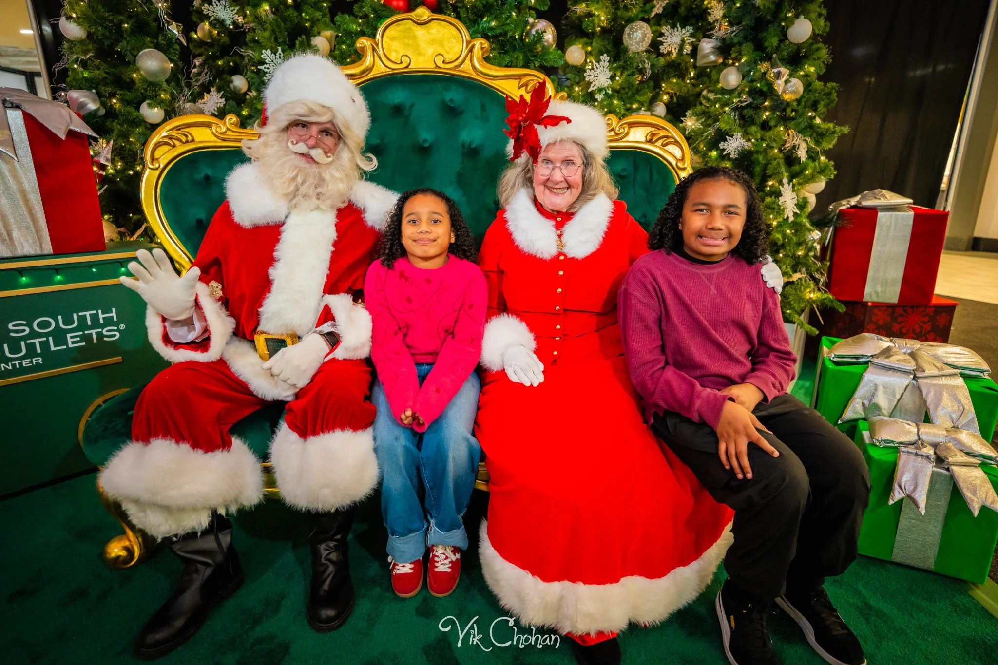 2025-12-10-INTRODeuce-Concierge-Christmas-at-LV-South-Premium-Outlets-2-Vik-Chohan-Photography-Social-Media-VCP-278.jpg