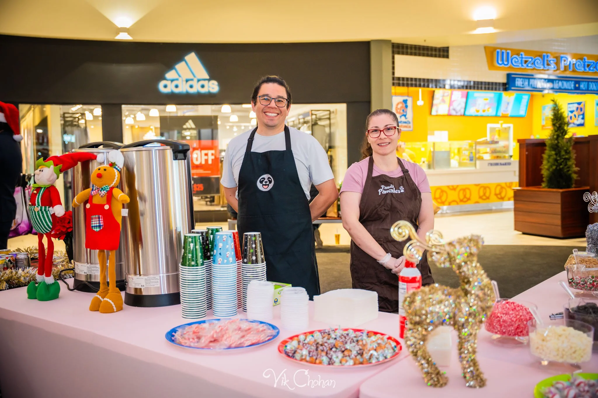 2025-12-10-INTRODeuce-Concierge-Christmas-at-LV-South-Premium-Outlets-2-Vik-Chohan-Photography-Social-Media-VCP-290.jpg