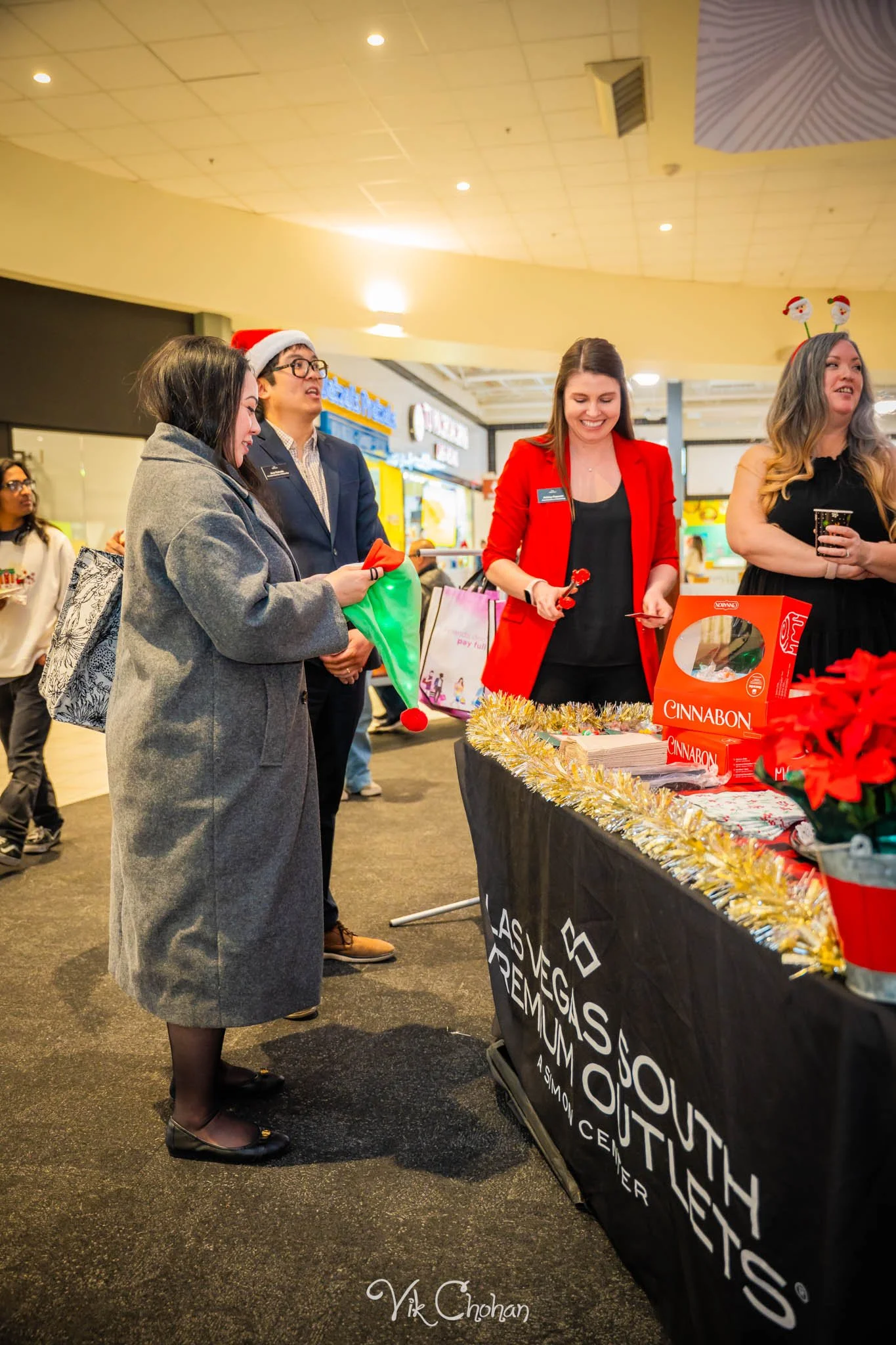 2025-12-10-INTRODeuce-Concierge-Christmas-at-LV-South-Premium-Outlets-2-Vik-Chohan-Photography-Social-Media-VCP-308.jpg