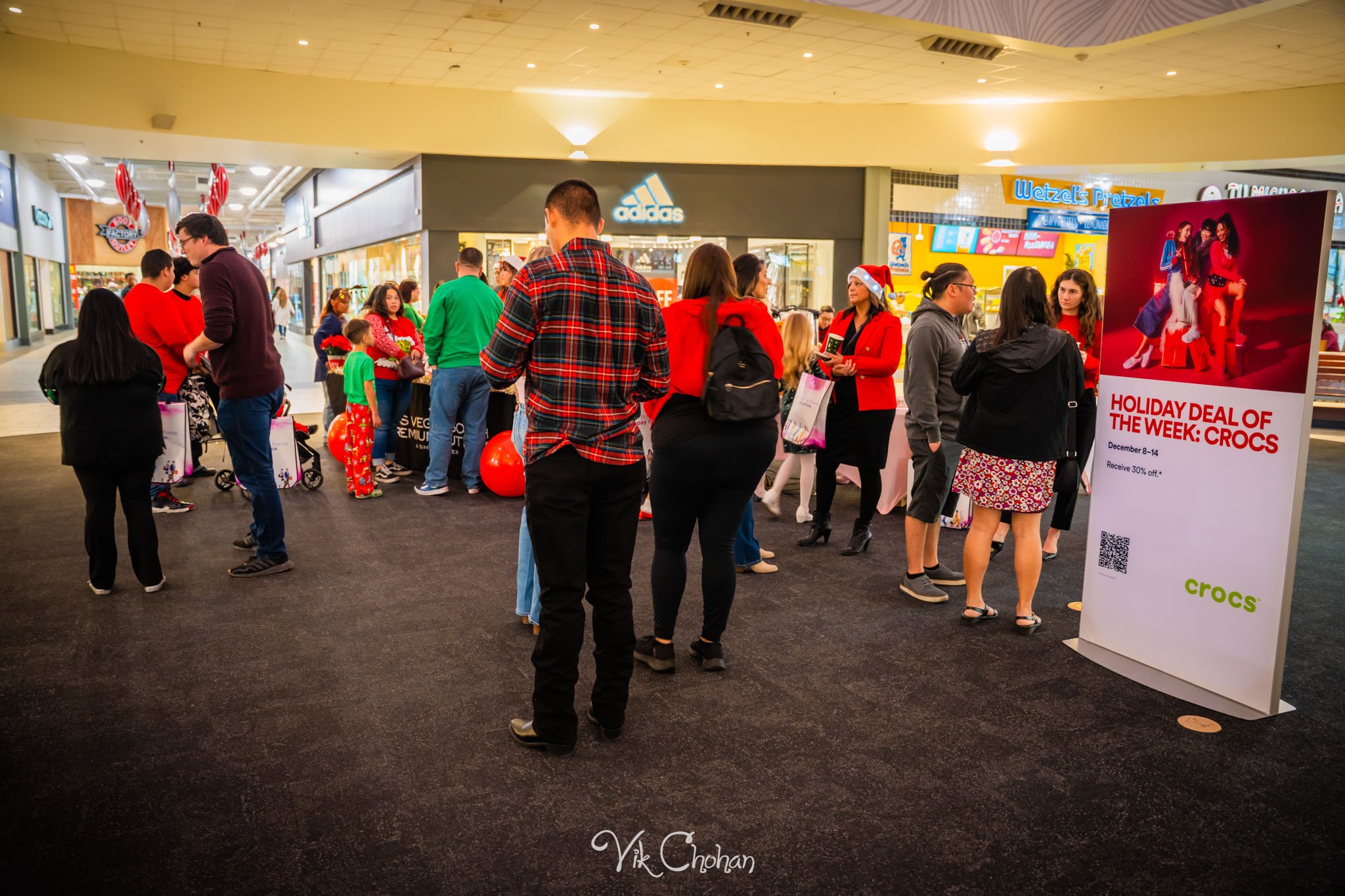 2025-12-10-INTRODeuce-Concierge-Christmas-at-LV-South-Premium-Outlets-2-Vik-Chohan-Photography-Social-Media-VCP-314.jpg