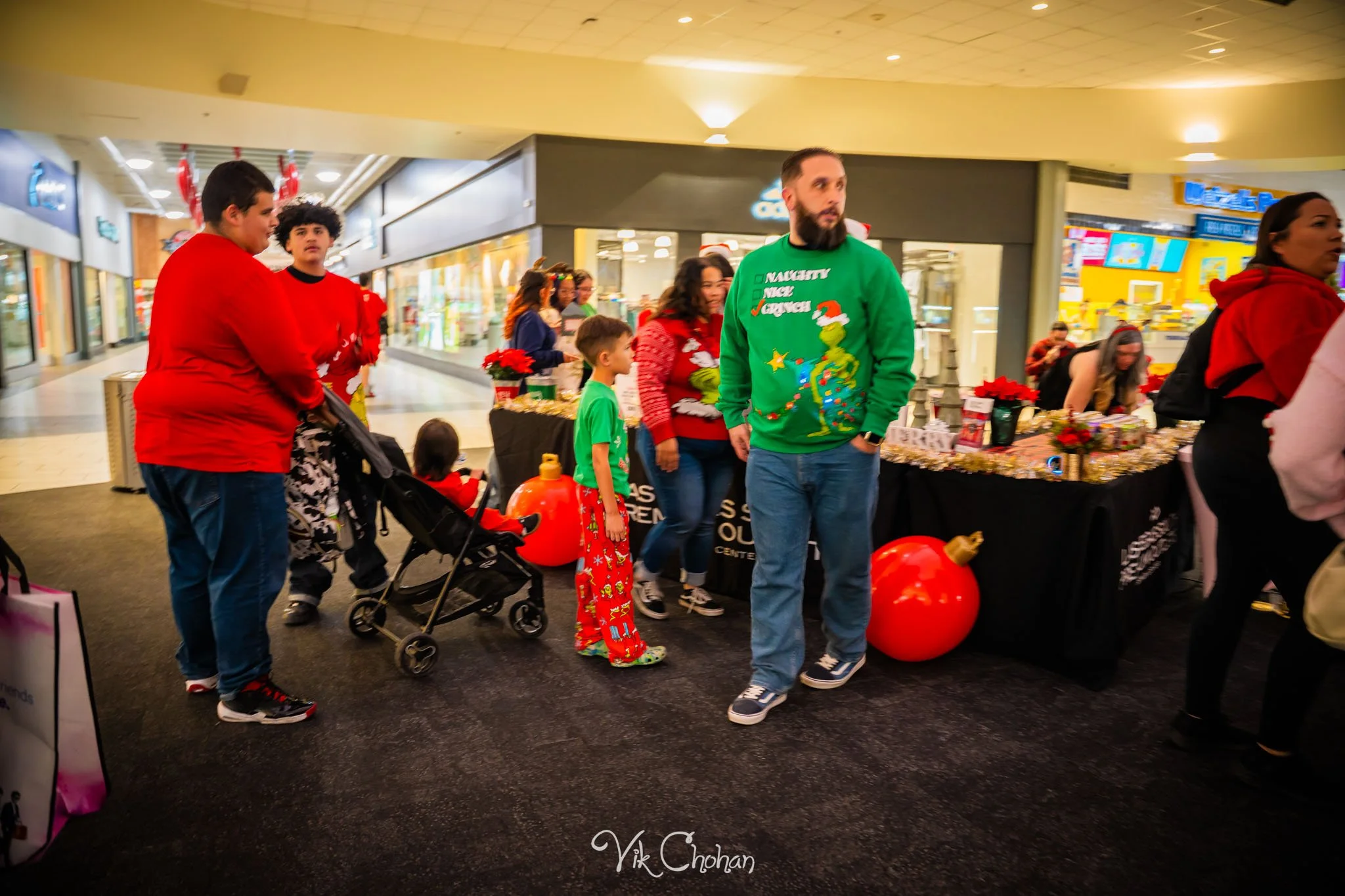 2025-12-10-INTRODeuce-Concierge-Christmas-at-LV-South-Premium-Outlets-2-Vik-Chohan-Photography-Social-Media-VCP-315.jpg