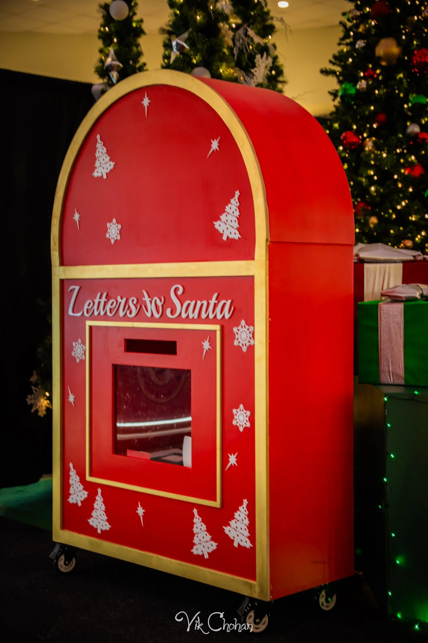 2025-12-10-INTRODeuce-Concierge-Christmas-at-LV-South-Premium-Outlets-2-Vik-Chohan-Photography-Social-Media-VCP-318.jpg