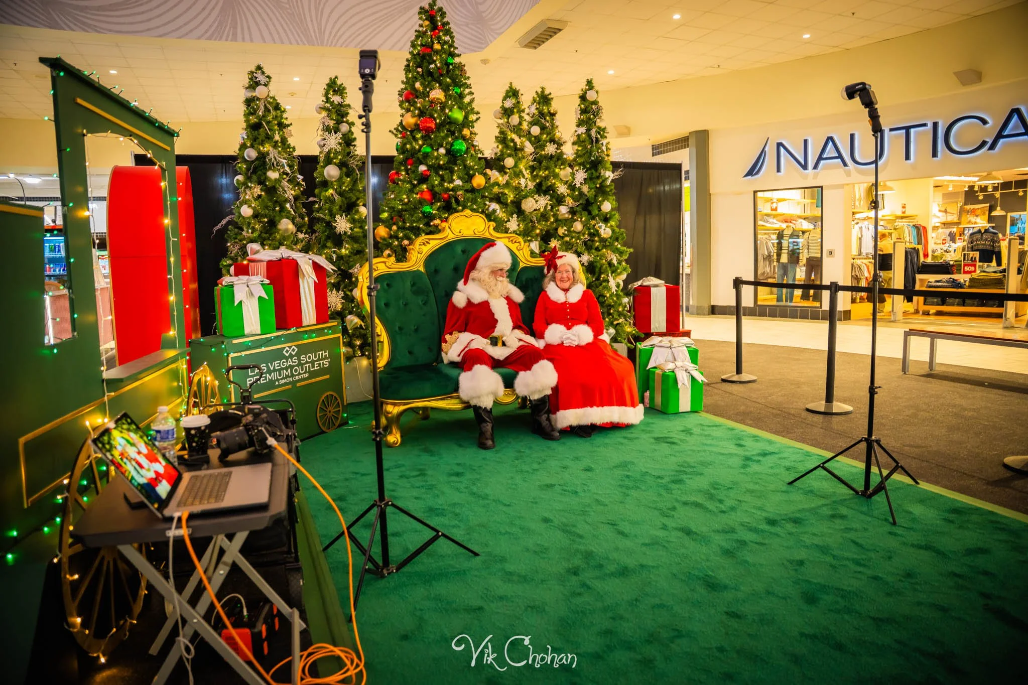 2025-12-10-INTRODeuce-Concierge-Christmas-at-LV-South-Premium-Outlets-2-Vik-Chohan-Photography-Social-Media-VCP-332.jpg