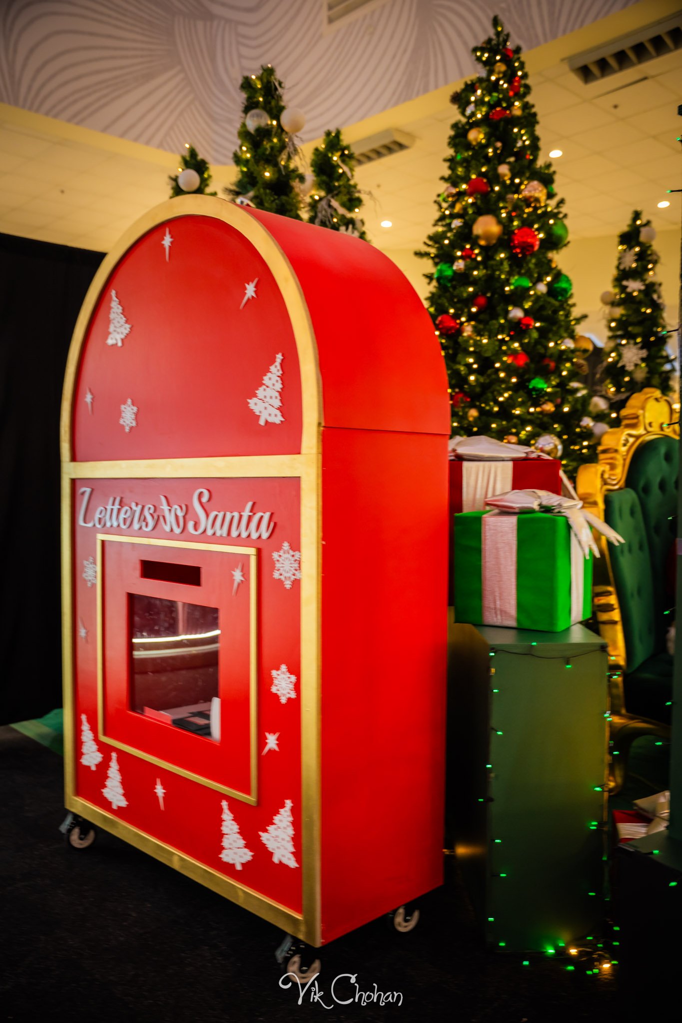 2025-12-10-INTRODeuce-Concierge-Christmas-at-LV-South-Premium-Outlets-2-Vik-Chohan-Photography-Social-Media-VCP-333.jpg