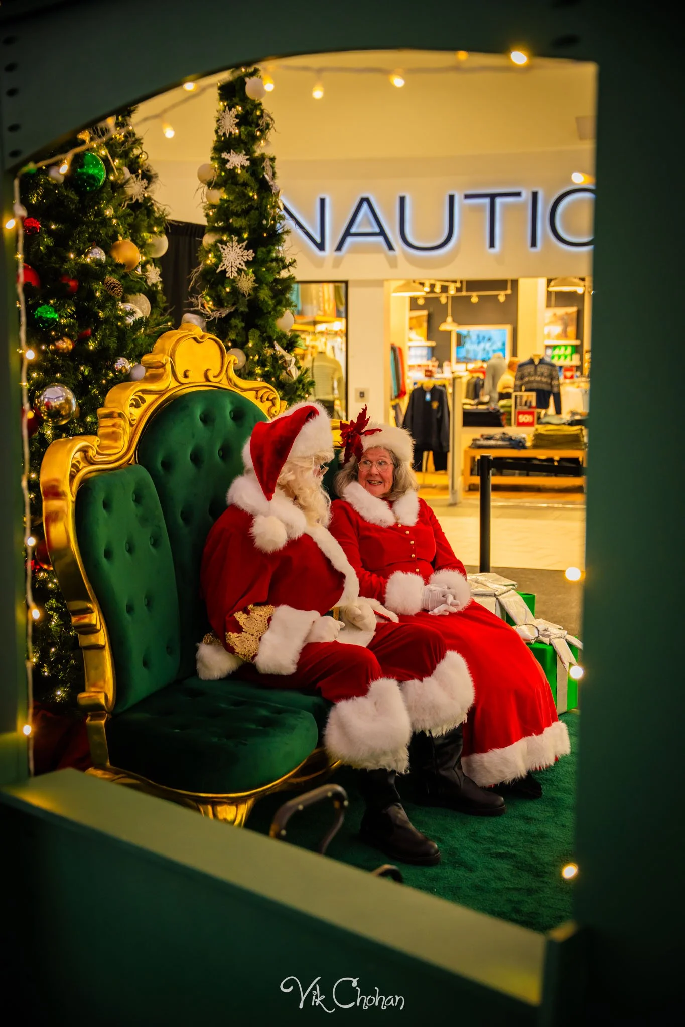 2025-12-10-INTRODeuce-Concierge-Christmas-at-LV-South-Premium-Outlets-2-Vik-Chohan-Photography-Social-Media-VCP-334.jpg