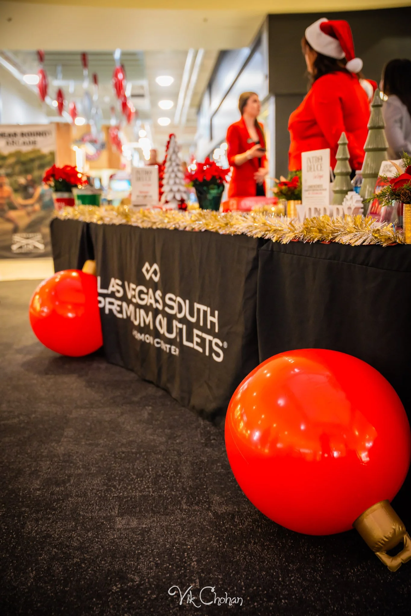 2025-12-10-INTRODeuce-Concierge-Christmas-at-LV-South-Premium-Outlets-2-Vik-Chohan-Photography-Social-Media-VCP-336.jpg