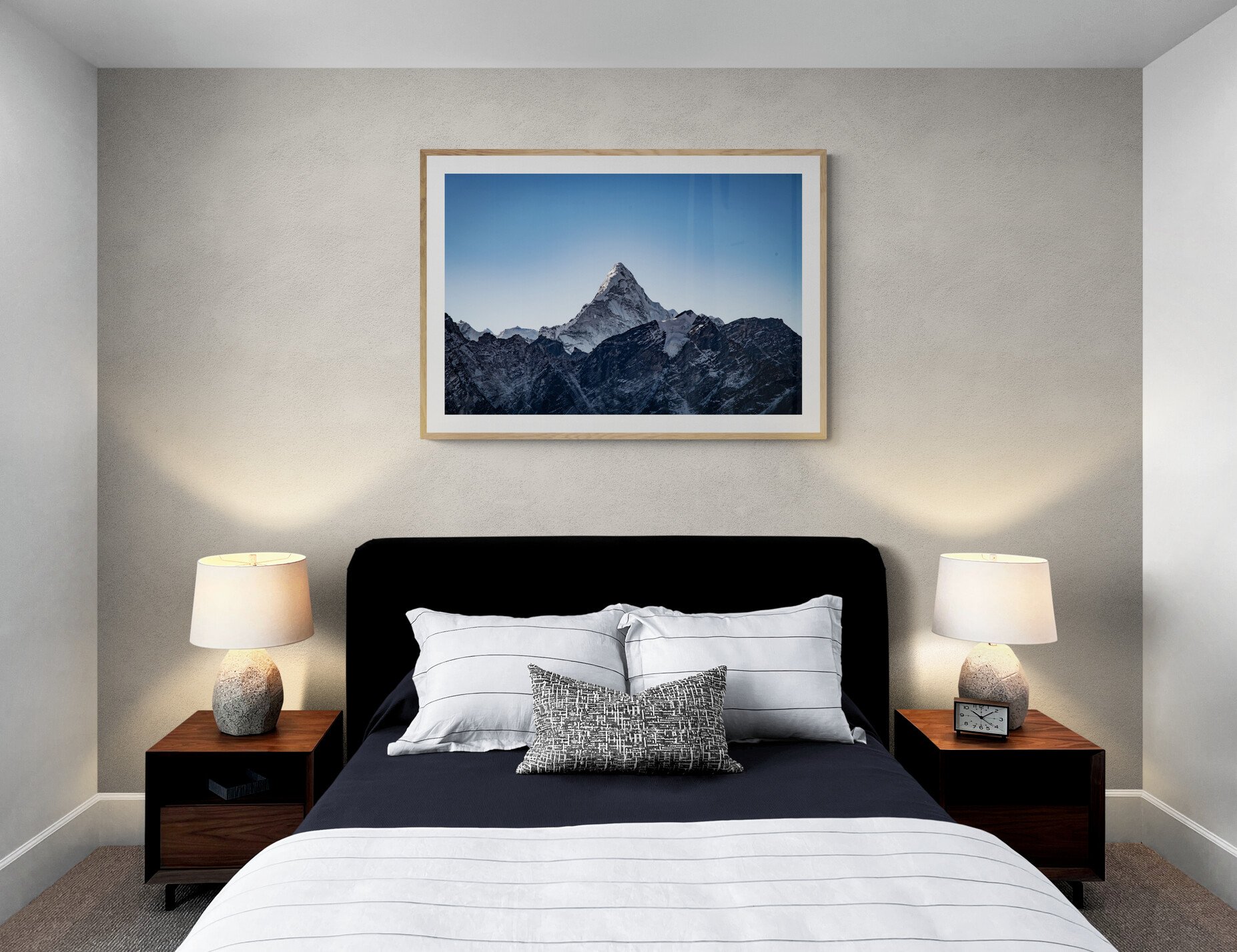 Comfy_bedroom_with_side_tables_and_lamps.jpg