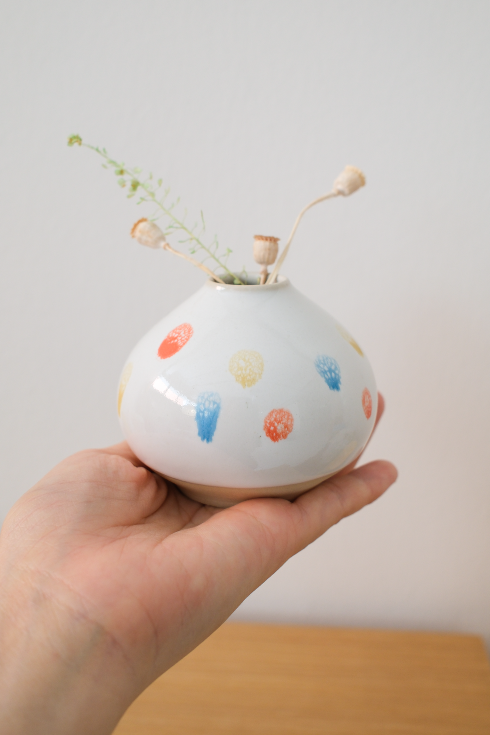 IsshoLabo_OnionVase_RainbowPolkaDots.png
