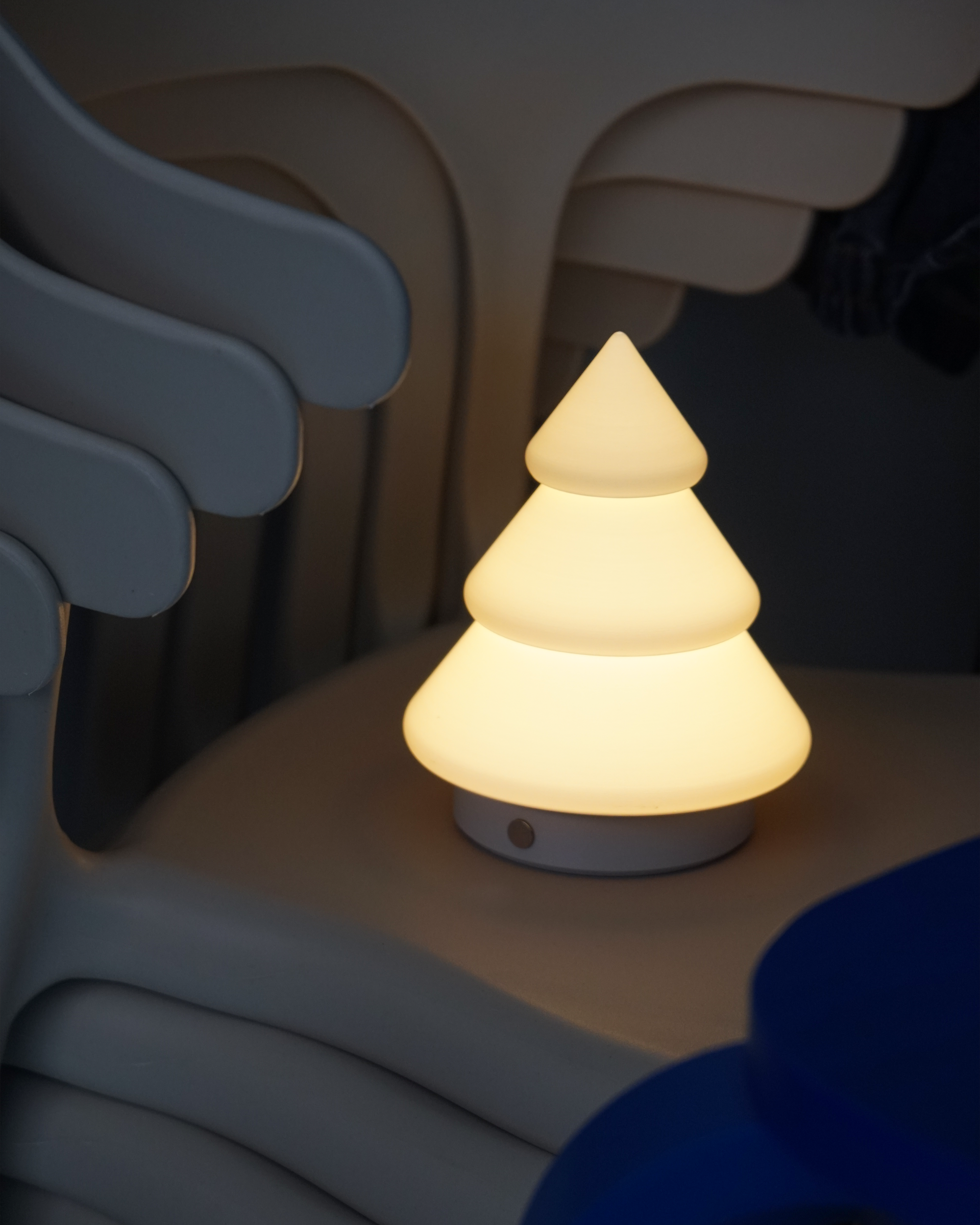 Kiki-Lamp_White-Grey_04.png