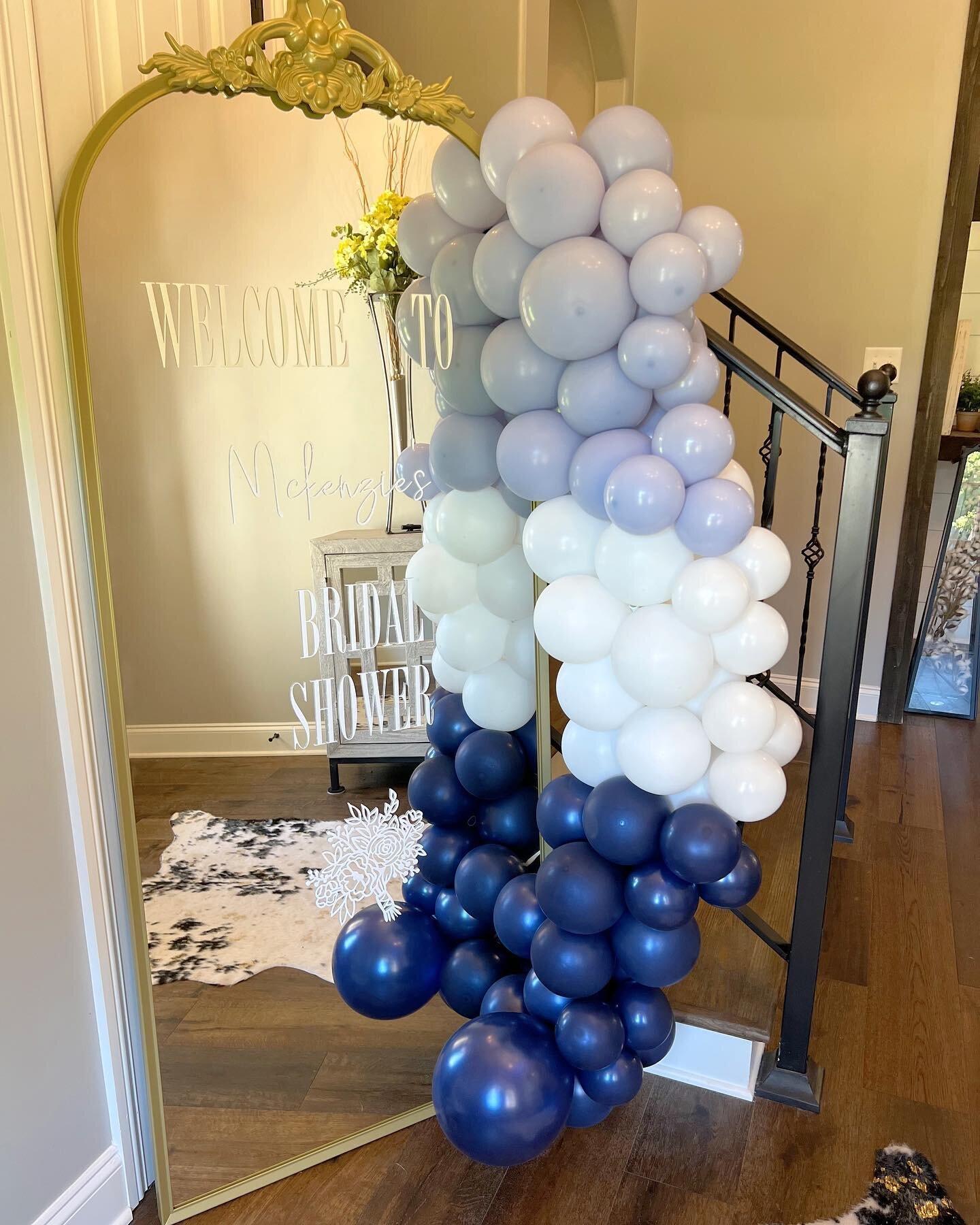 Still swooning over this mirror welcome sign and mini garland! 🫶🏼 

#bridalshower #bridetobe #eventstyling #balloonartist #bridal #events #balloons #eventstylist #bride