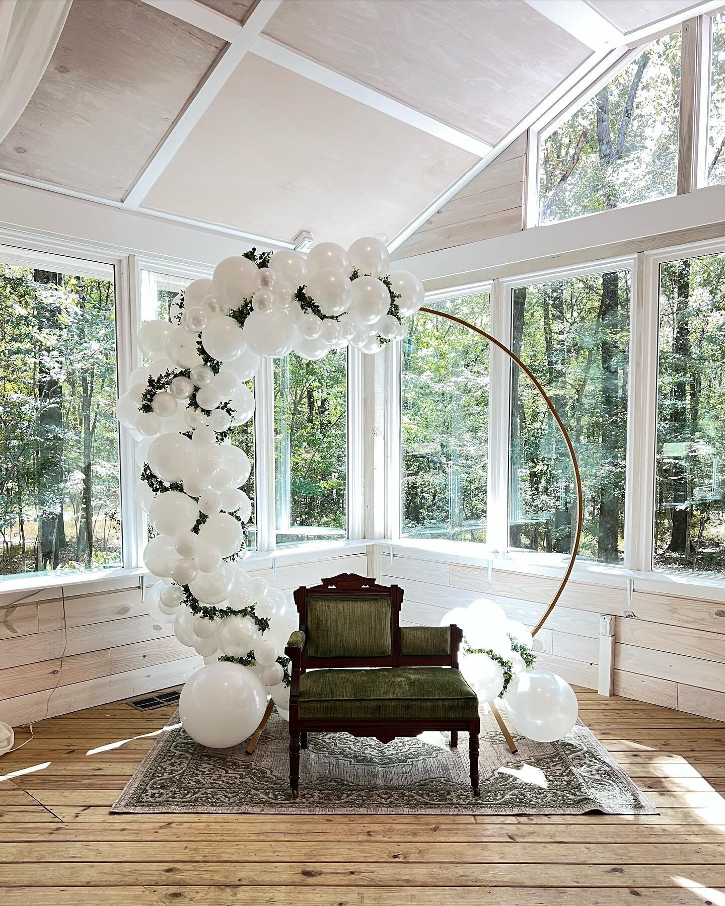 Loving how elegant the white and greenery looks! 😍

#bridalshower #eventstyling #balloonartist #weddingbells #womenownedbusiness #bridetobe #events #balloons