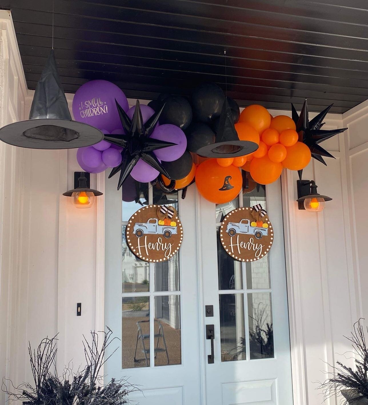 We love getting sent pictures of our Halloween pickup garlands! How fun is this garland for a Hocus Pocus birthday? 👻🖤

#hocuspocus #balloons #halloween #happybirthday #ismellchildren #witch