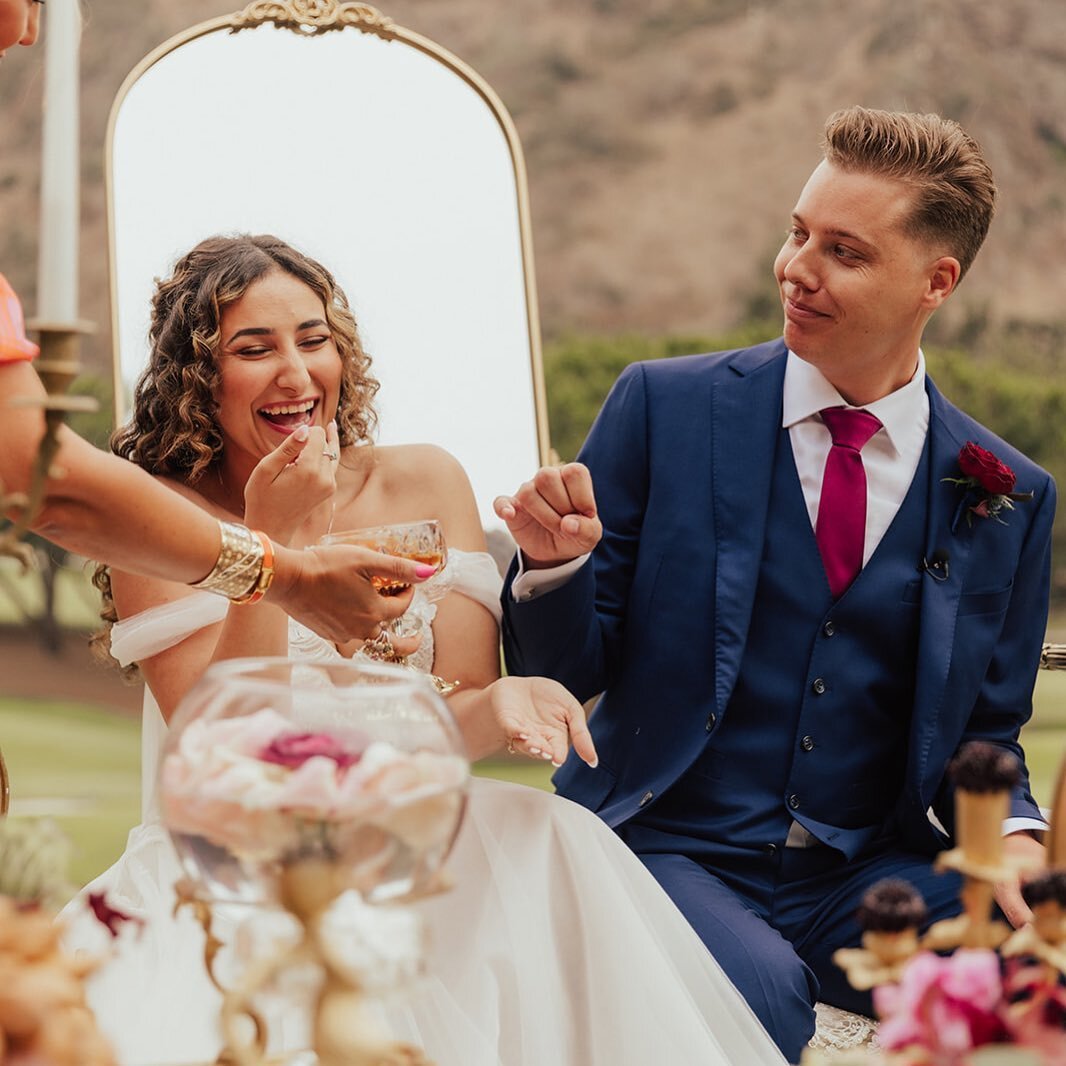 If you&rsquo;re not having fun&hellip;you&rsquo;re not doing it right&hellip;💕😊
Everytime I looked at Sheila and Will they were always smiling, laughing enjoying their day to the fullest in all their floral glory! 🌺🍃. My sweet couple feeding each