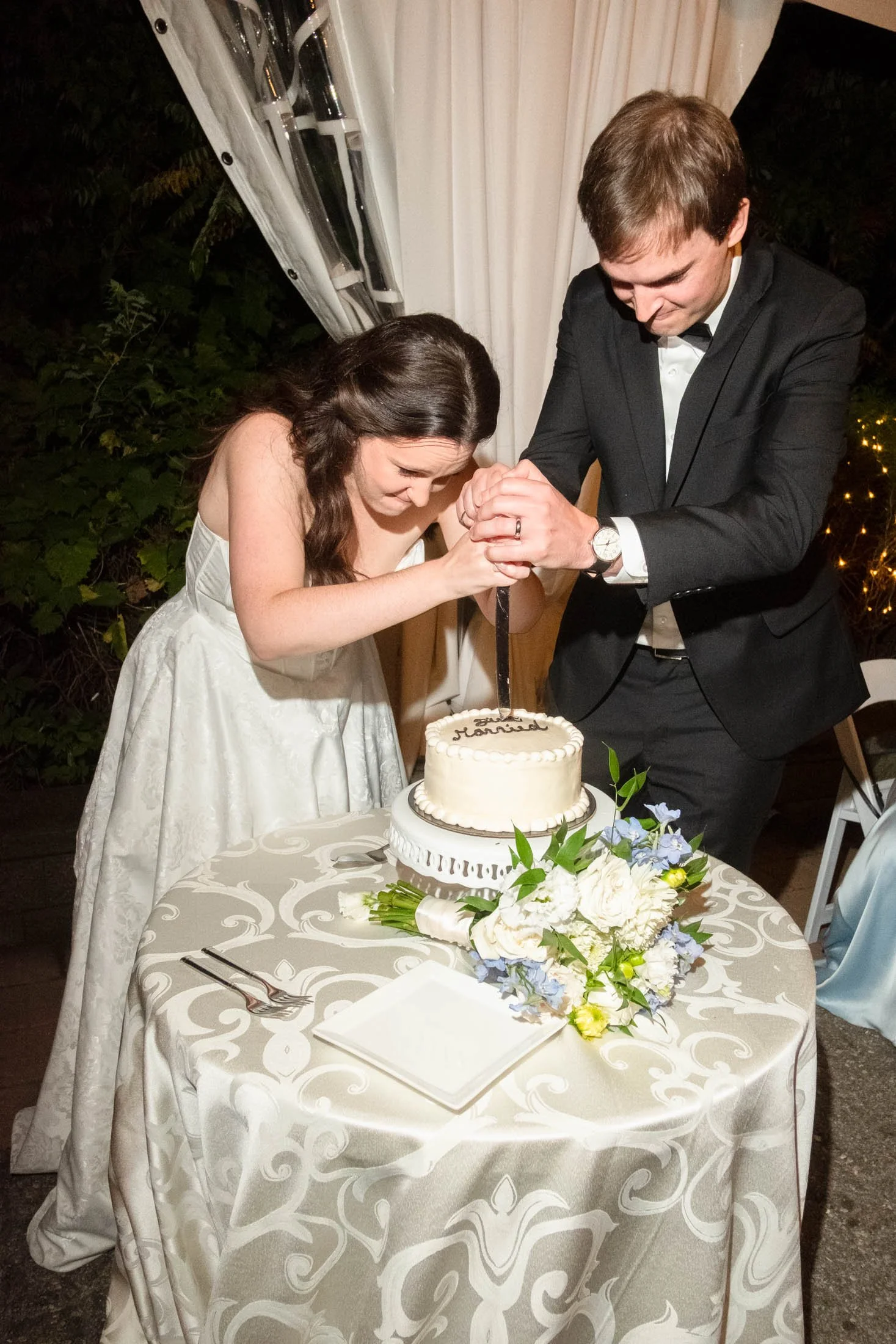 crazy_bride_cutting-cake-andreasphoto-1.jpg