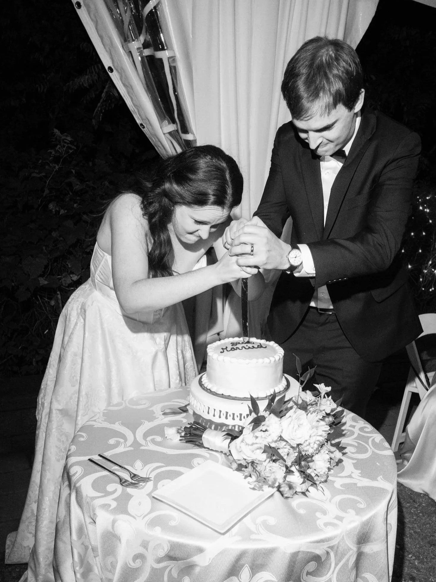 crazy_bride_cutting-cake-andreasphoto-1.jpg