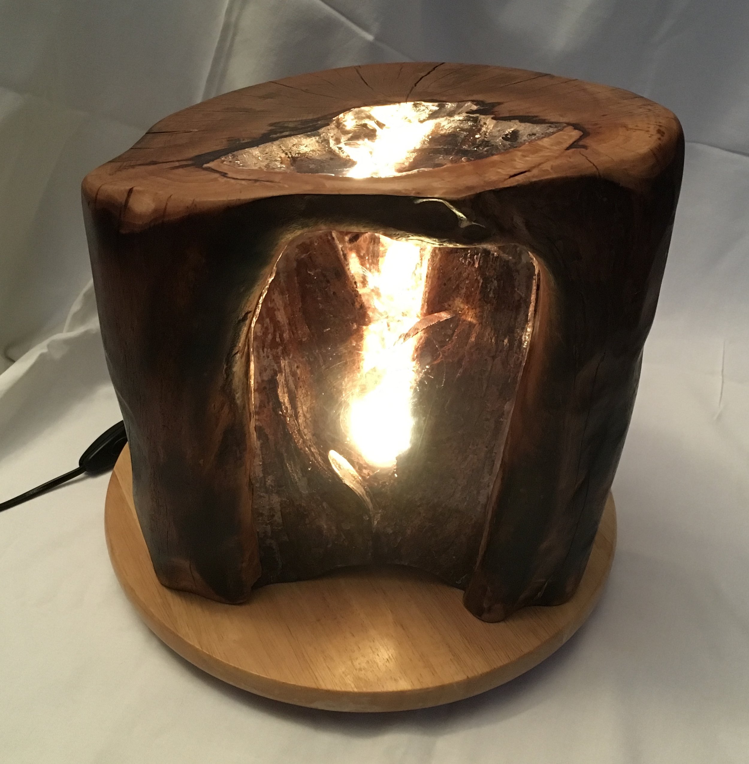 Lampe
  40x40 Nussholz mit Kunstharz Geölt im Privatbesitz