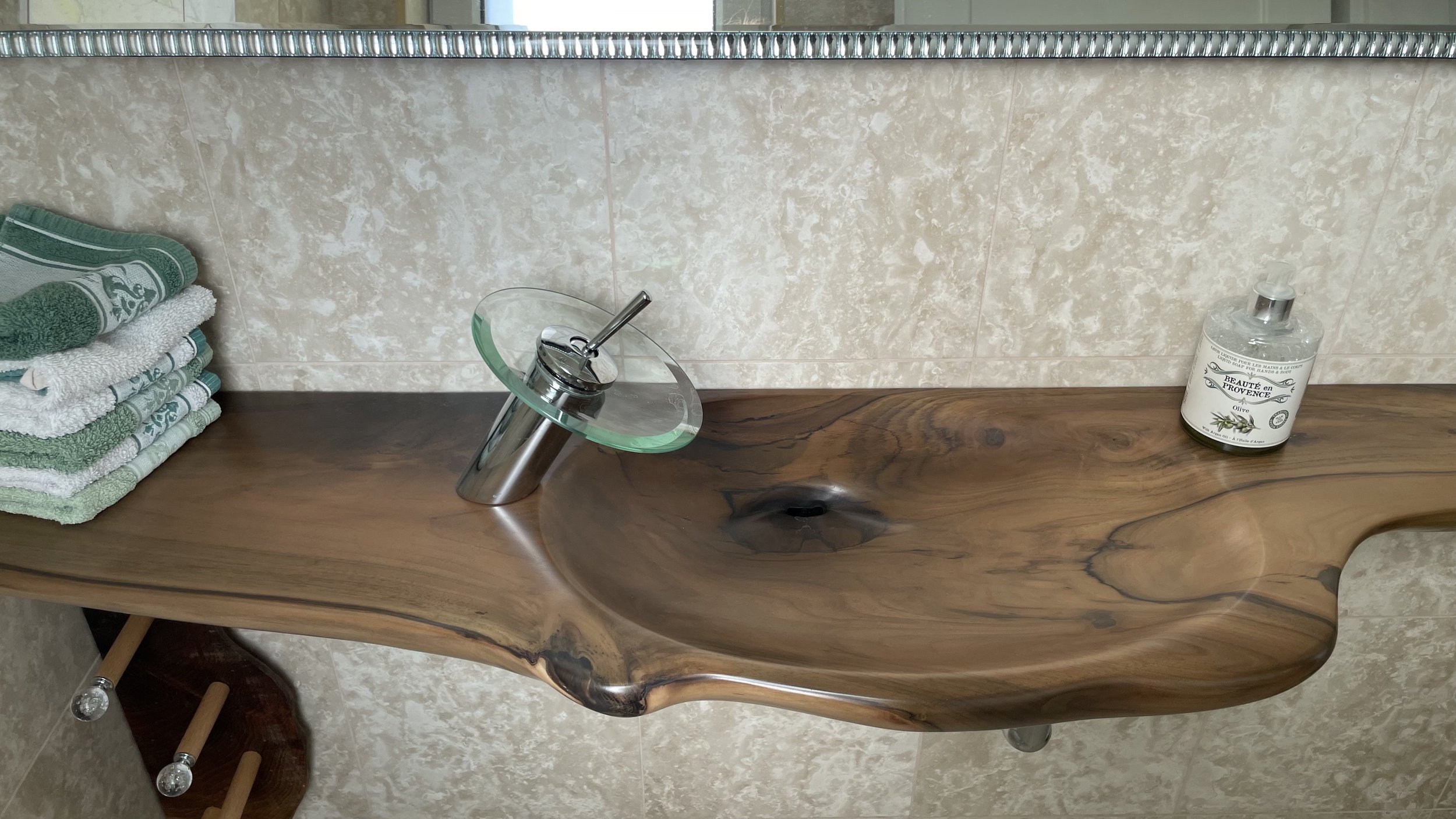 Waschbecken
160x35 Nussholz Matt Lackiert