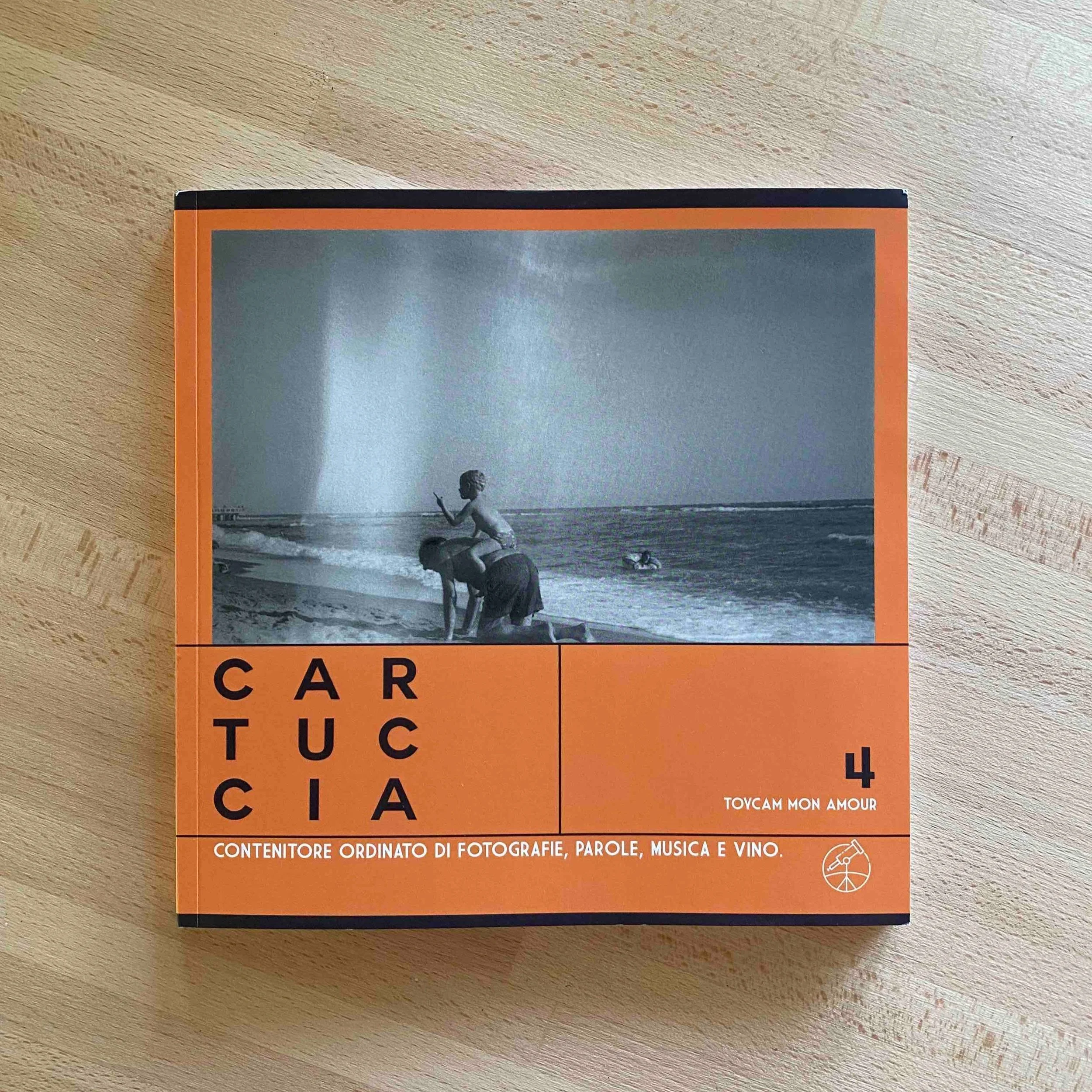 Copertina del libro 'Cartuccia 4' con fotografia in bianco e nero di persone sulla spiaggia e testo: 'Contenitore ordinato di fotografie, parole, musica e vino'.