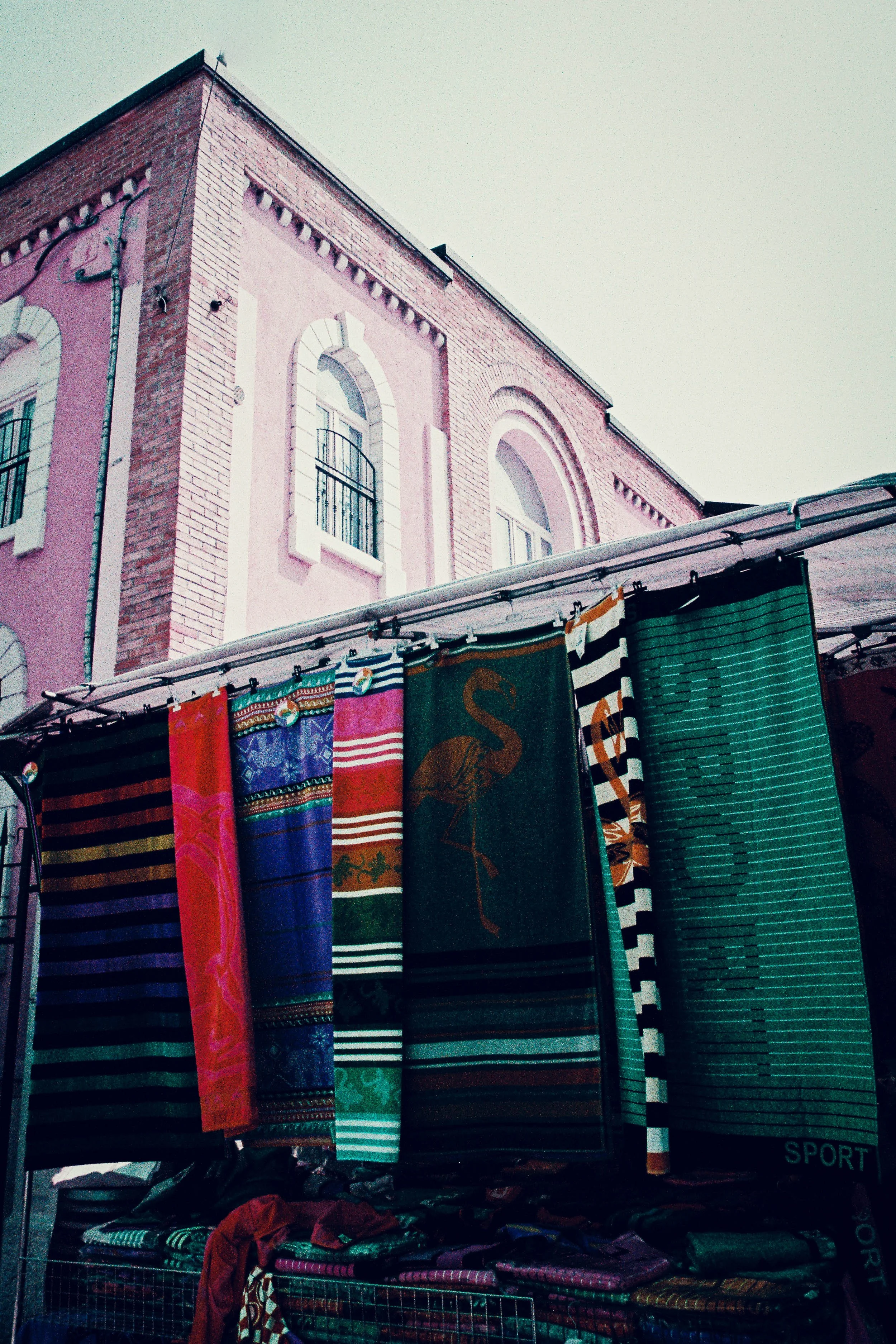 Tappeti colorati al mercato fotografati con LomoChrome Purple Lomography, Trento