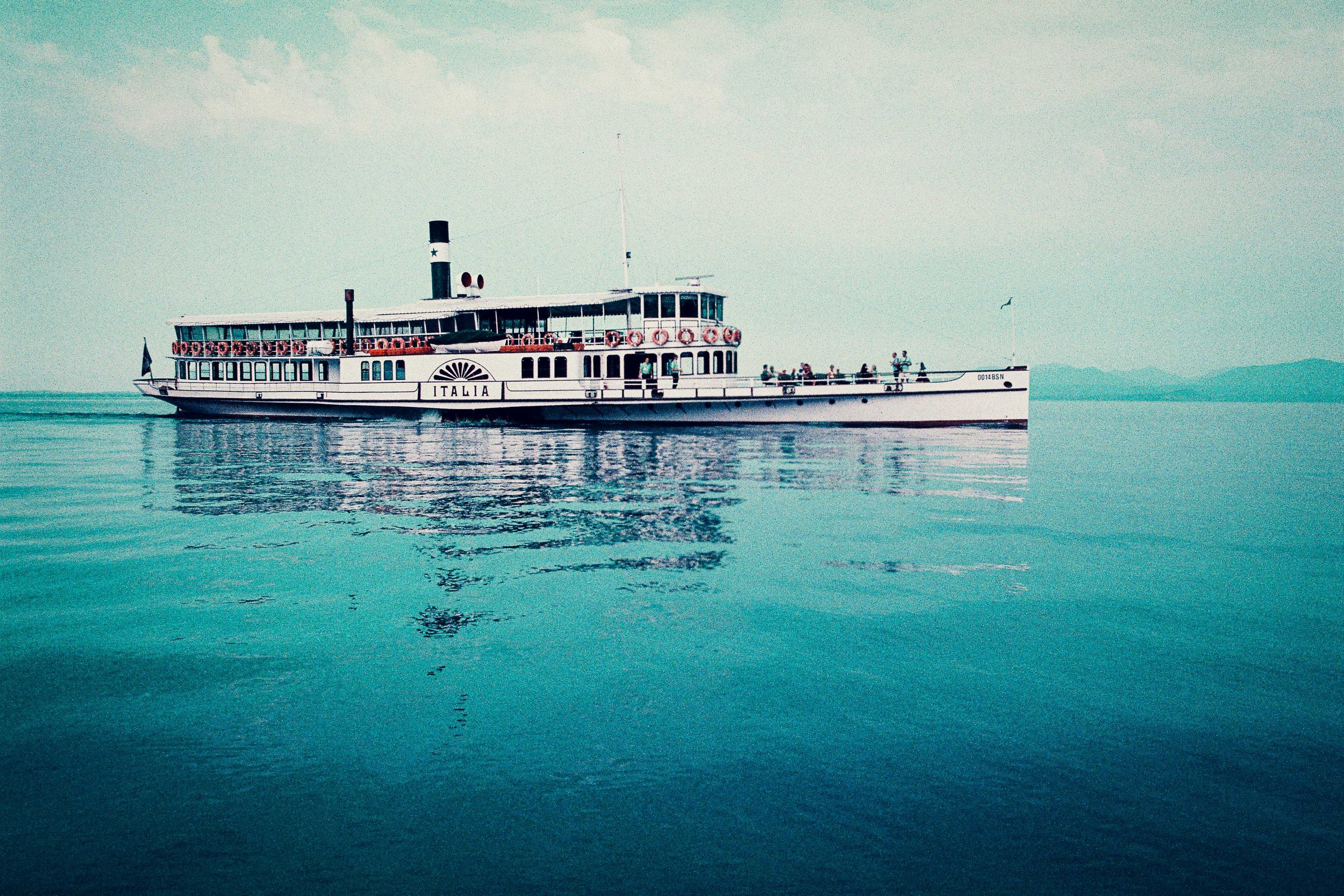 Traghetto Italia sul Lago di Garda fotografato con LomoChrome Purple Lomography, Lazise