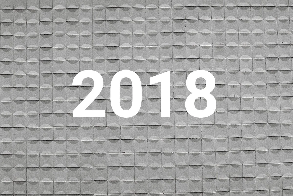 Sfondo grigio con numero 2018 in bianco al centro