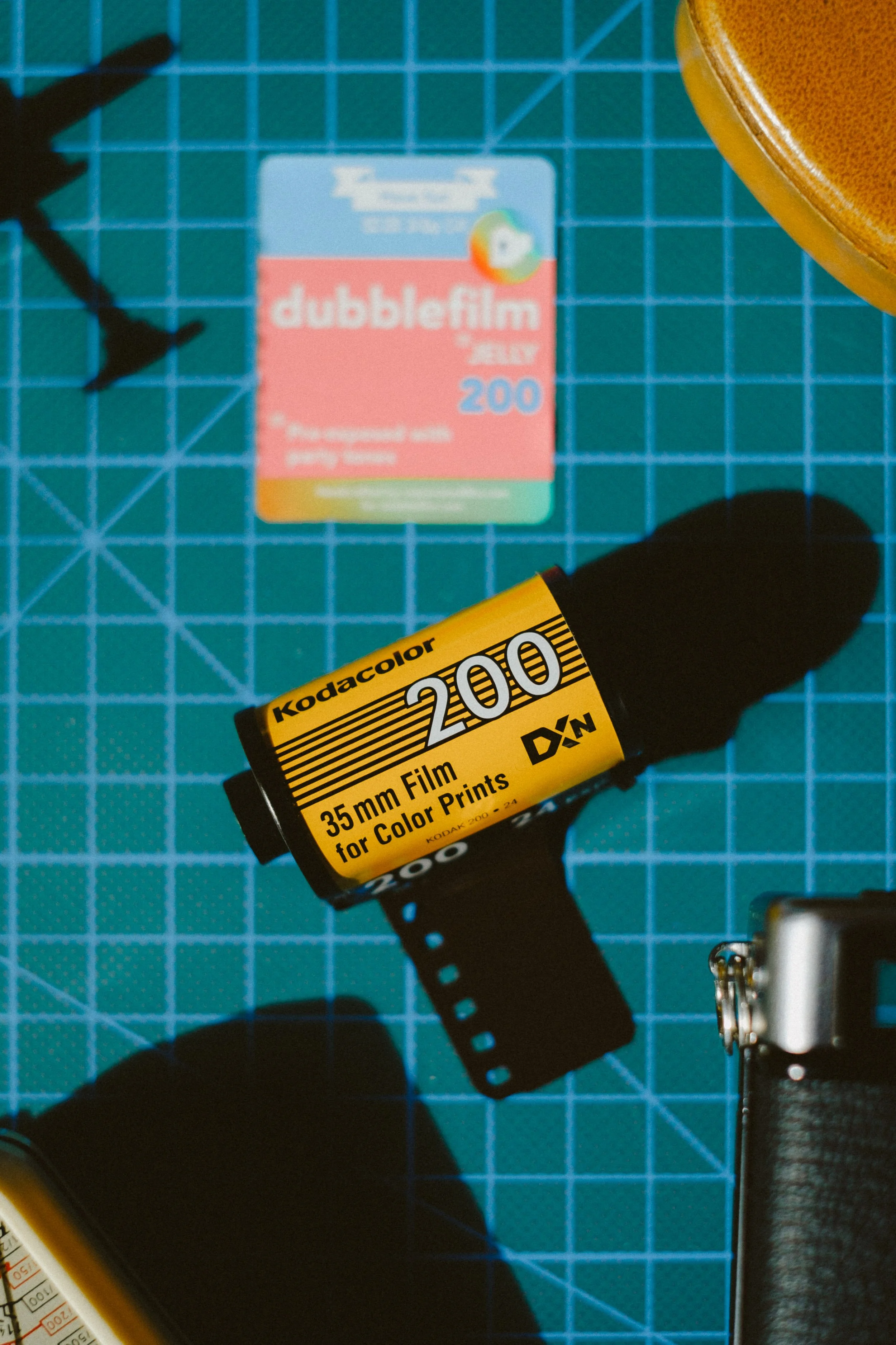 Rullino Kodacolor 200 35mm nascosto sotto l'etichetta Dubblefilm Jelly