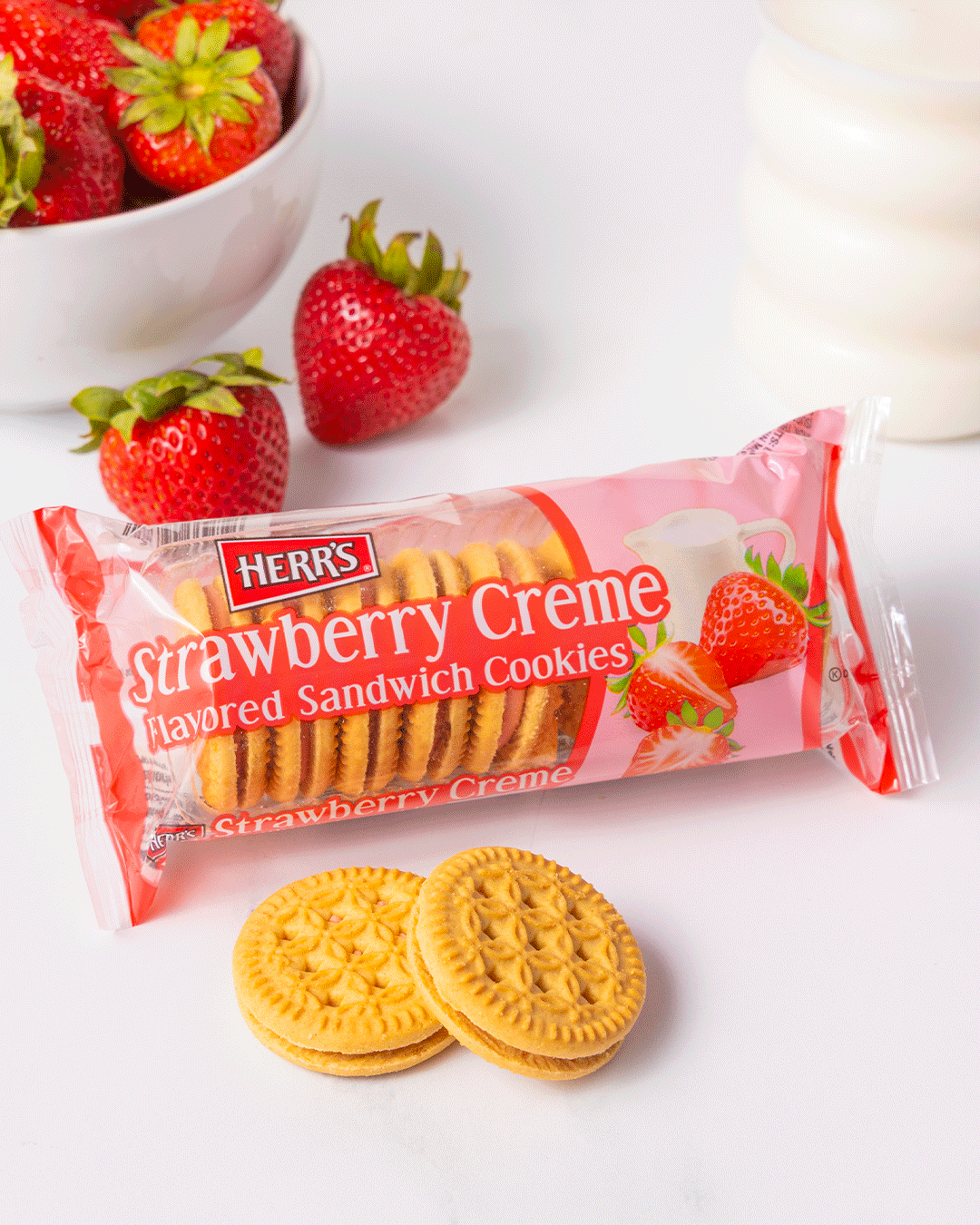 HERRS-0455_Strawberry_Creme_Cookie_Launch_V1.gif