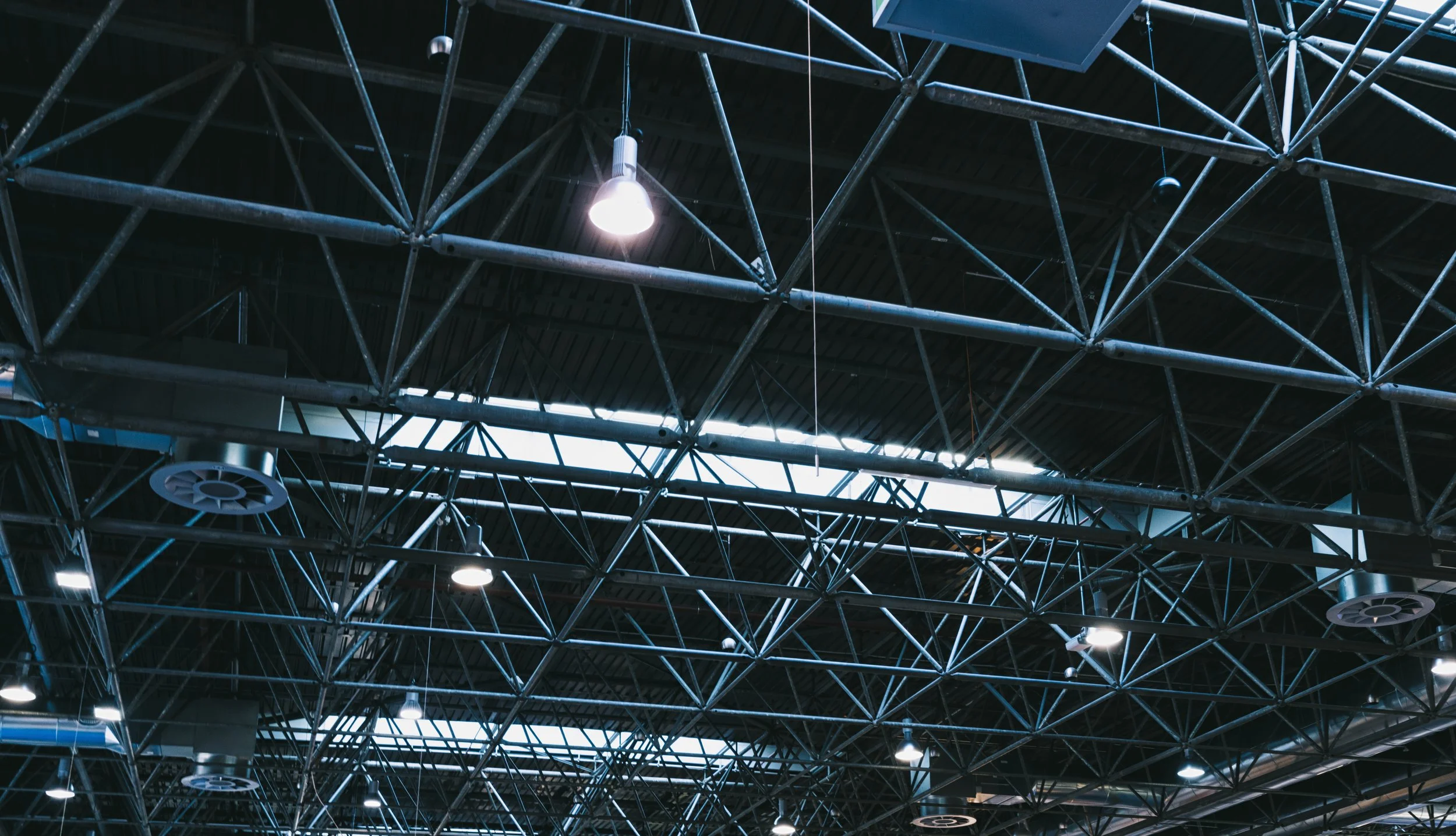 spot-lights-ventilation-system-industrial-building-exhibition-hall-ceiling-construction.jpg