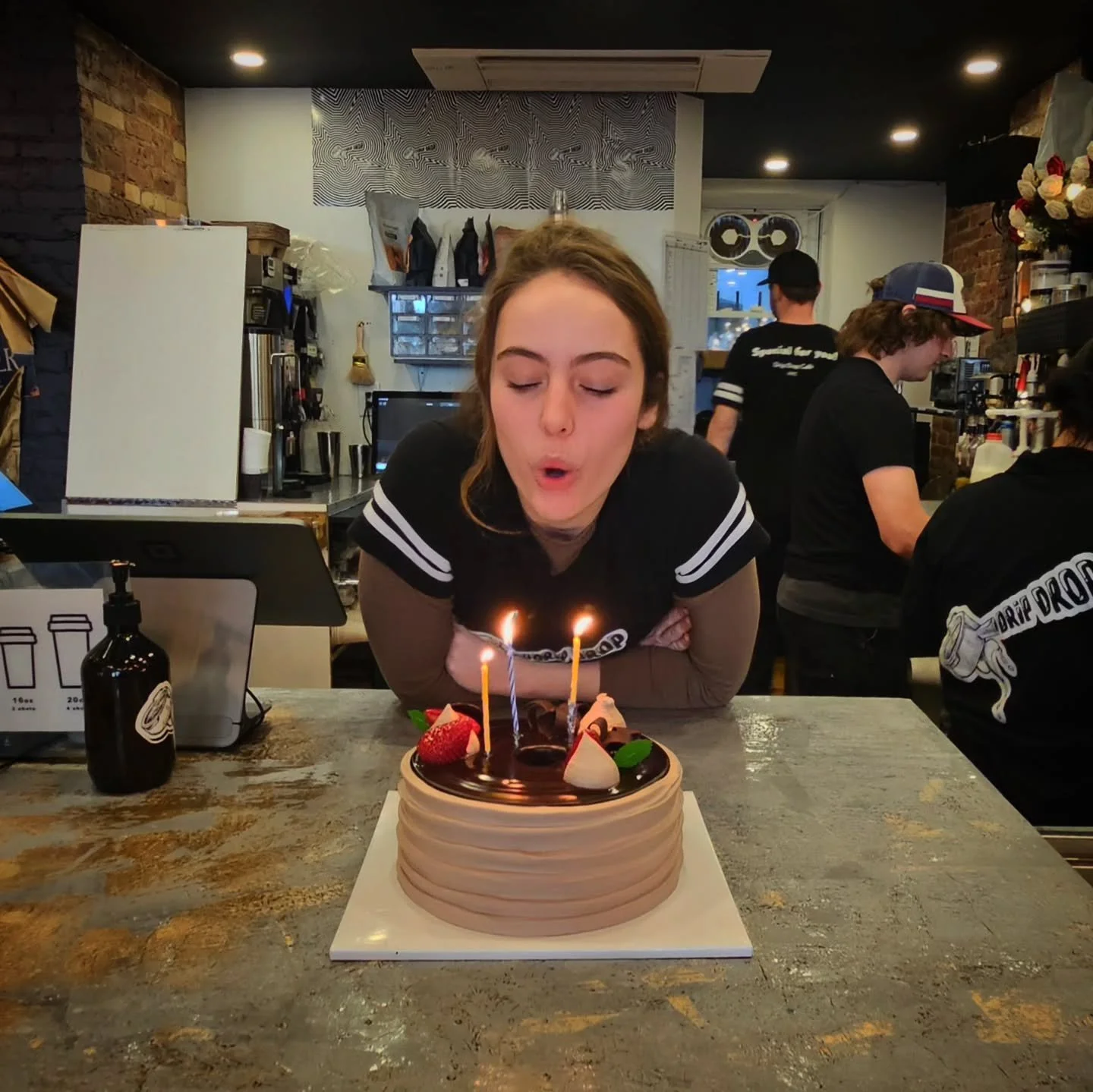 Make a wish 🎂 and have a beautiful birthday 🥳 🎉 
@gabriellarostler .
.
.
.
.
.
.
.
.
#coffeeblogger
#birthday #latteart #soho #newyork