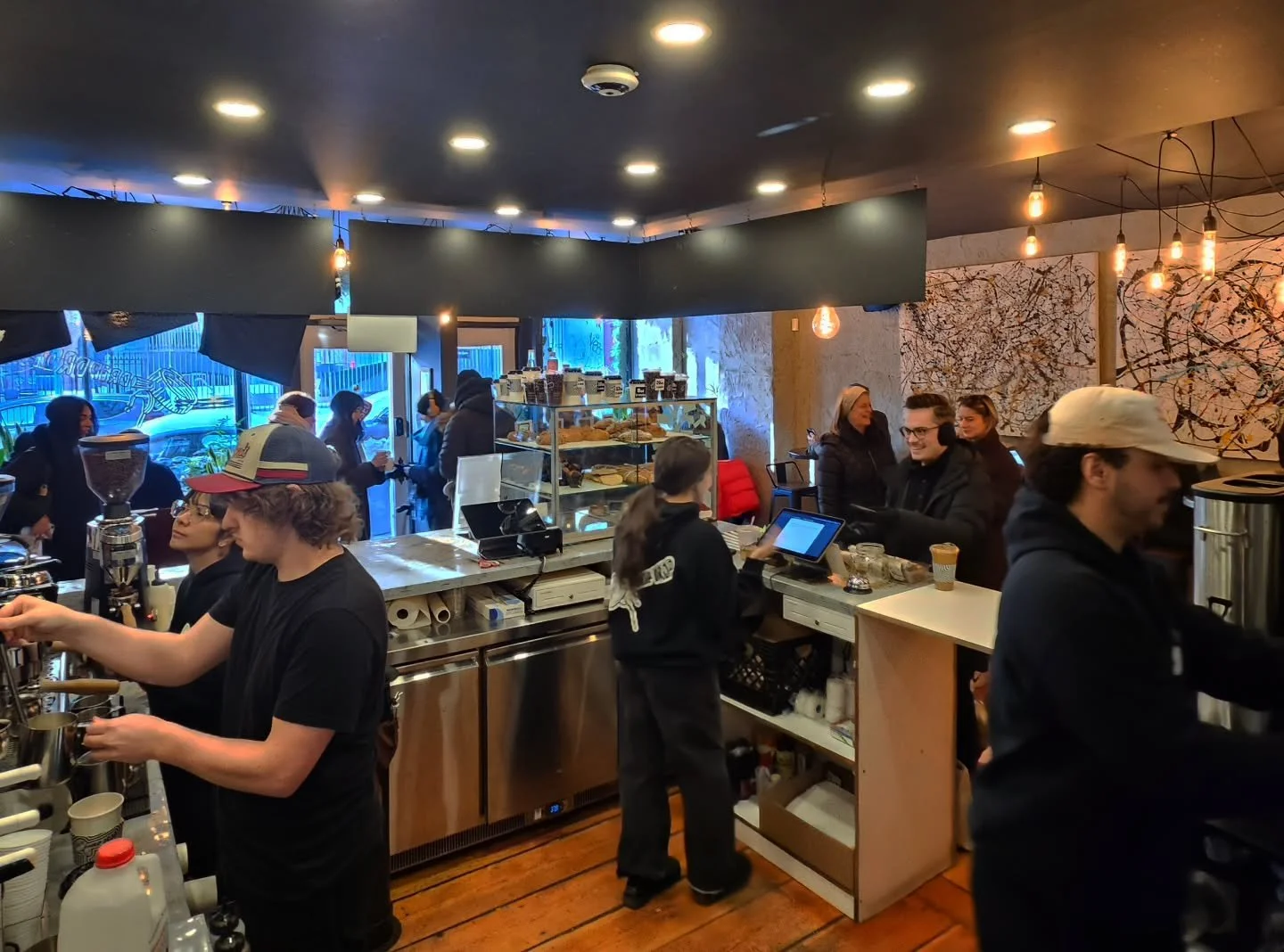 7 am - Goodmorning New Yorkers 
.
.
.
.
.
.
.
.
.
#coffeeshops #coffeeblogger #coffeesoho #manhattan #newyorkers