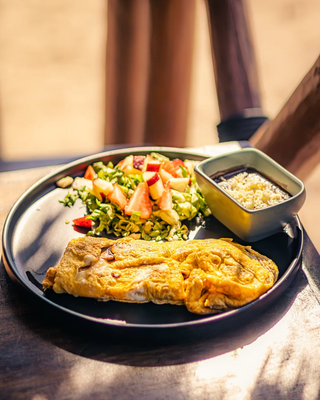 Plato con huevo revuelto, ensalada de frutas y una porción de salsa o sopa. Xepina - Resraurante Pie de la Cuesta - baXar