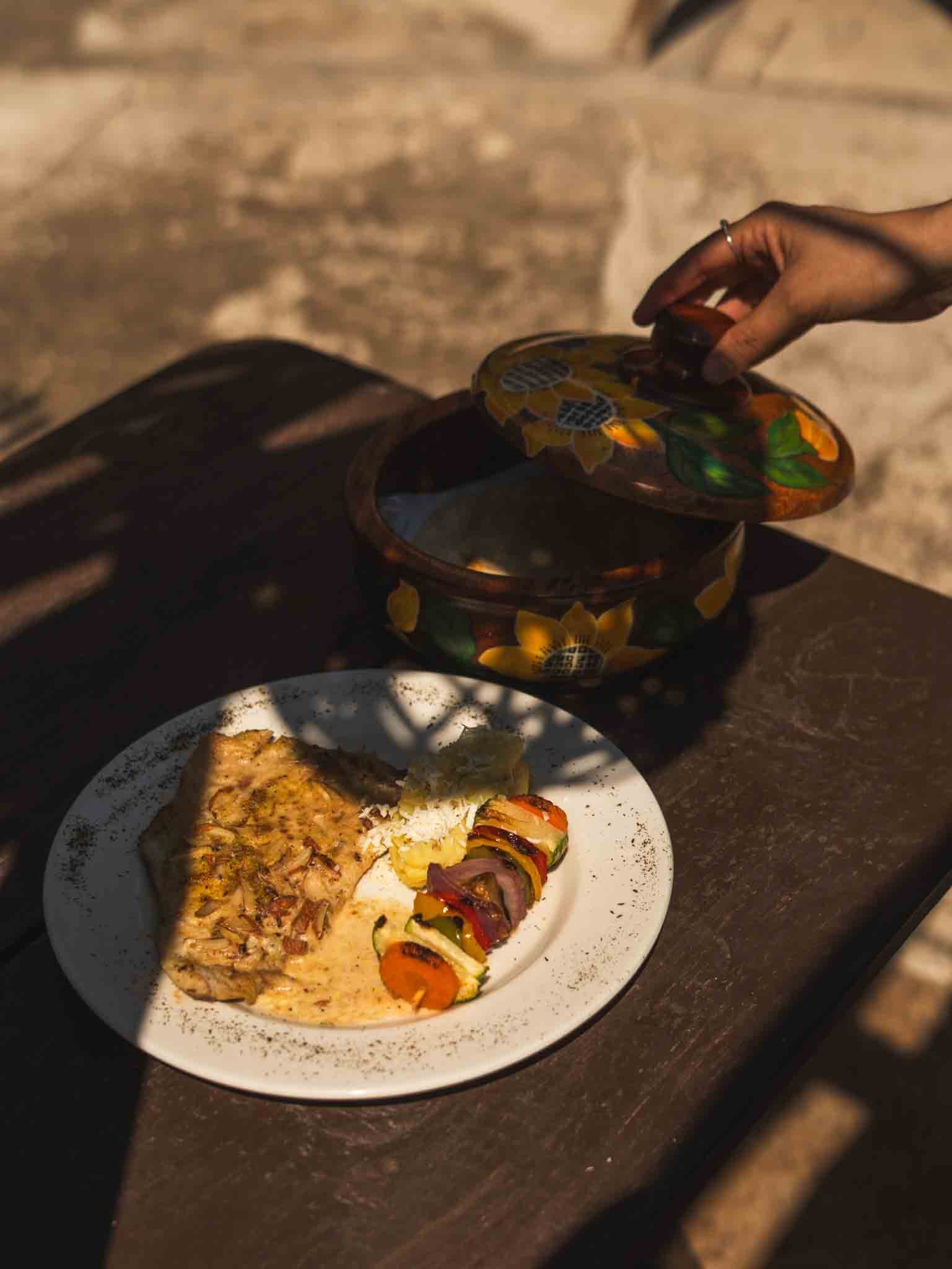 Pollo a la planche con brochetas y tortillas mexicanas 