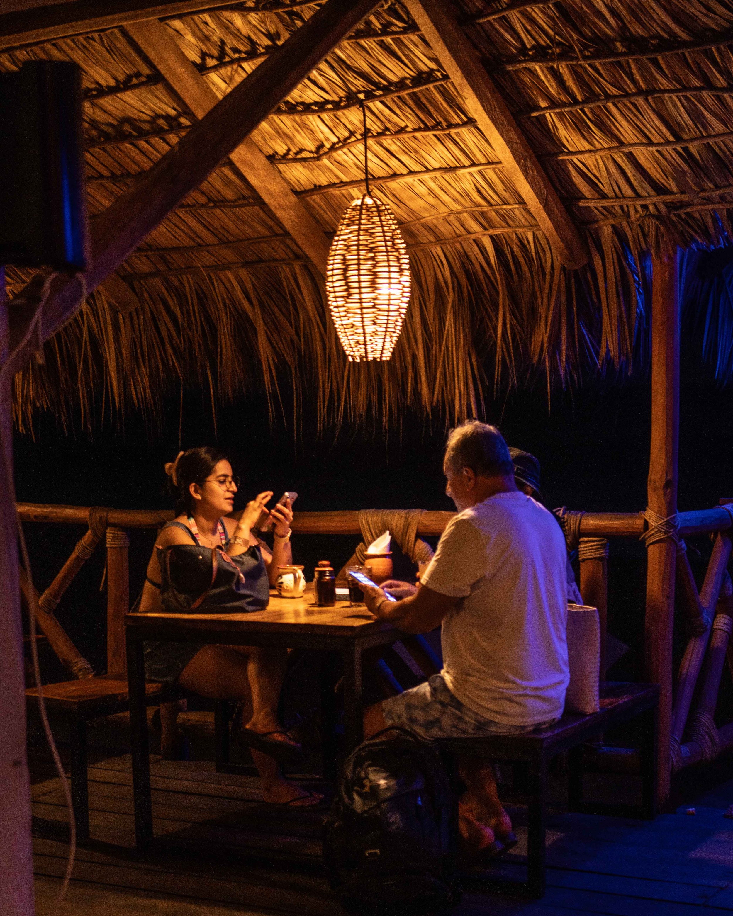 familia comiendo en restaurante frente al mar playa pie de la cuesta hotel baxar acapulco
